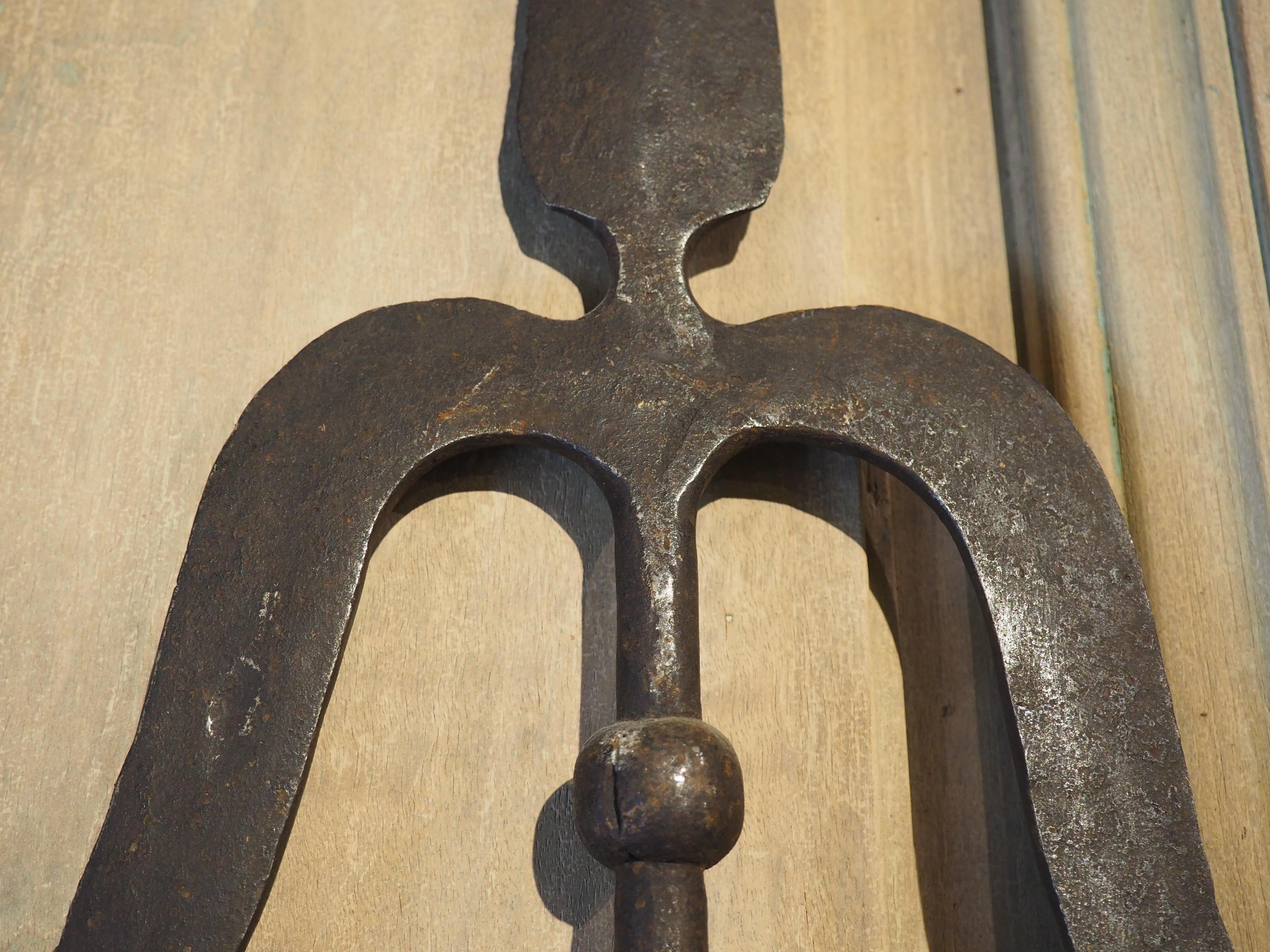 Paire de hauts Halberds décoratifs en bois et en fer, vers 1900 en vente 1