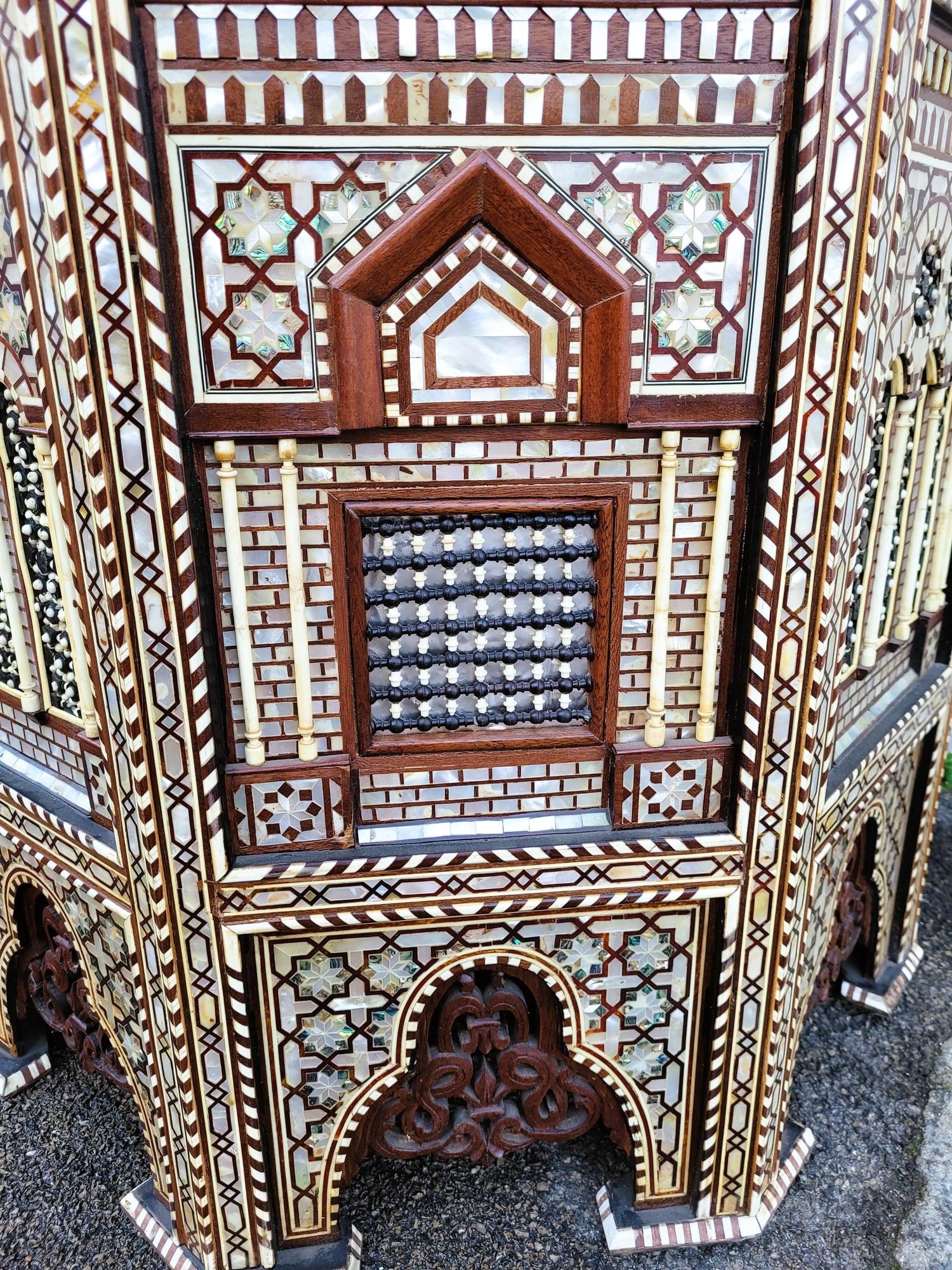Pareja De Mesas Orientales Altas Y Grandes De Pedestal En Marquetería, Siglo XX en venta 3