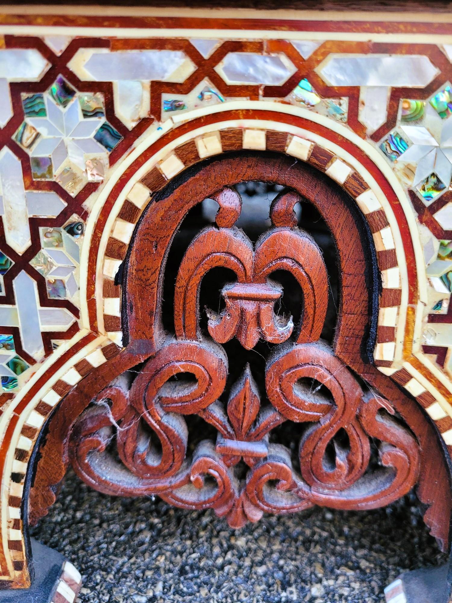 Pareja De Mesas Orientales Altas Y Grandes De Pedestal En Marquetería, Siglo XX en venta 5