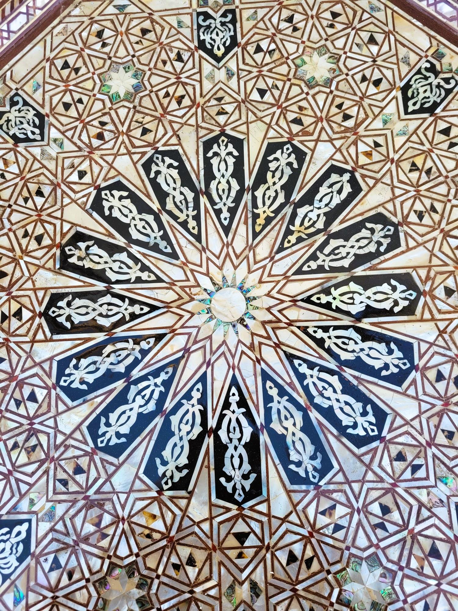 Pareja De Mesas Orientales Altas Y Grandes De Pedestal En Marquetería, Siglo XX Morisco en venta