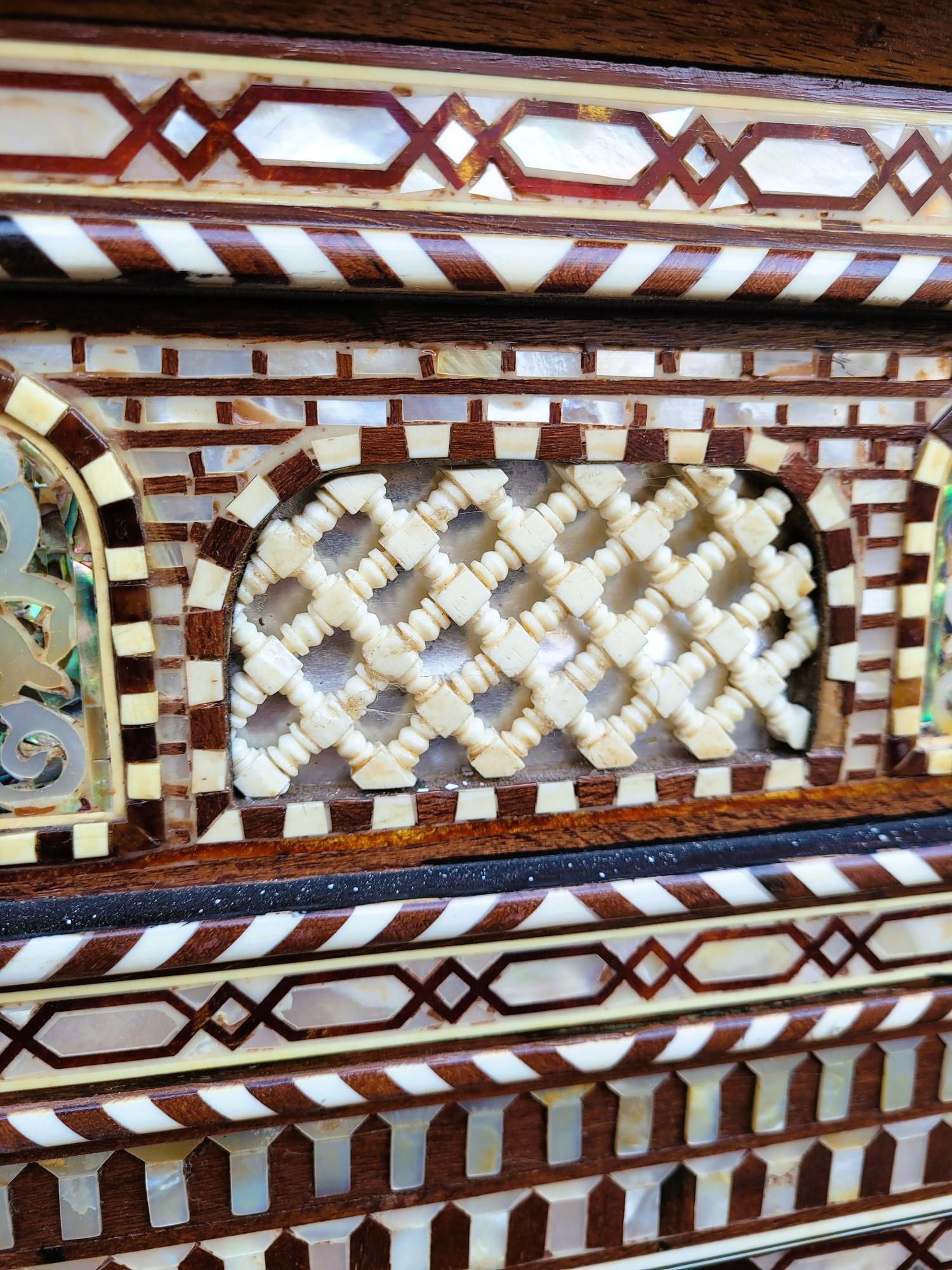 Pareja De Mesas Orientales Altas Y Grandes De Pedestal En Marquetería, Siglo XX Incrustación en venta