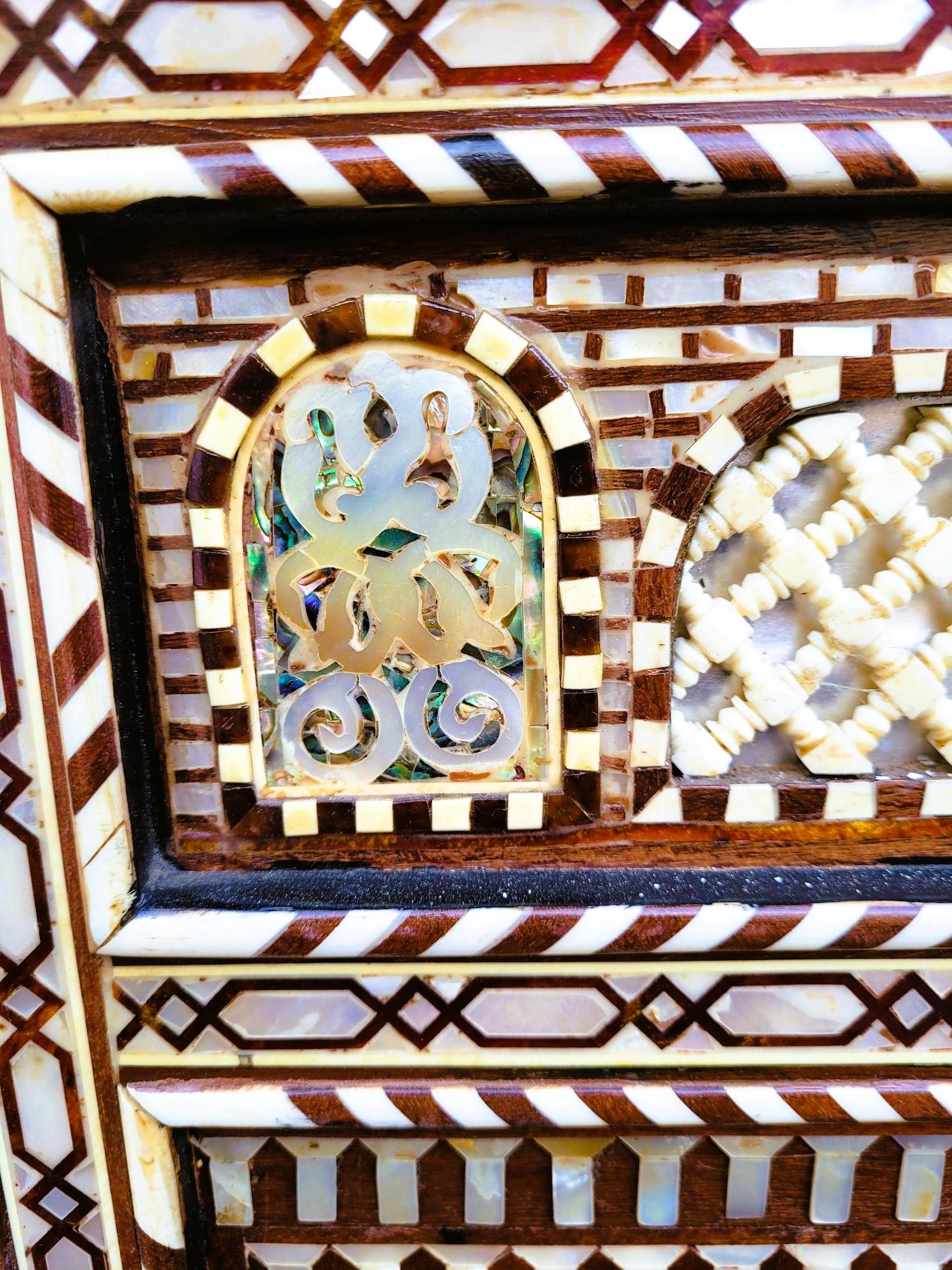 Pareja De Mesas Orientales Altas Y Grandes De Pedestal En Marquetería, Siglo XX en Bueno estado para la venta en MARSEILLE, FR