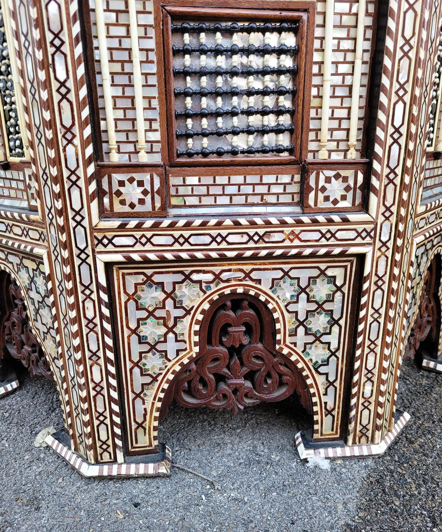 Pareja De Mesas Orientales Altas Y Grandes De Pedestal En Marquetería, Siglo XX Hueso en venta