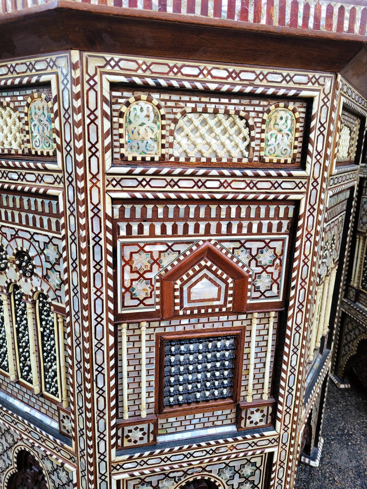 Pareja De Mesas Orientales Altas Y Grandes De Pedestal En Marquetería, Siglo XX en venta 1