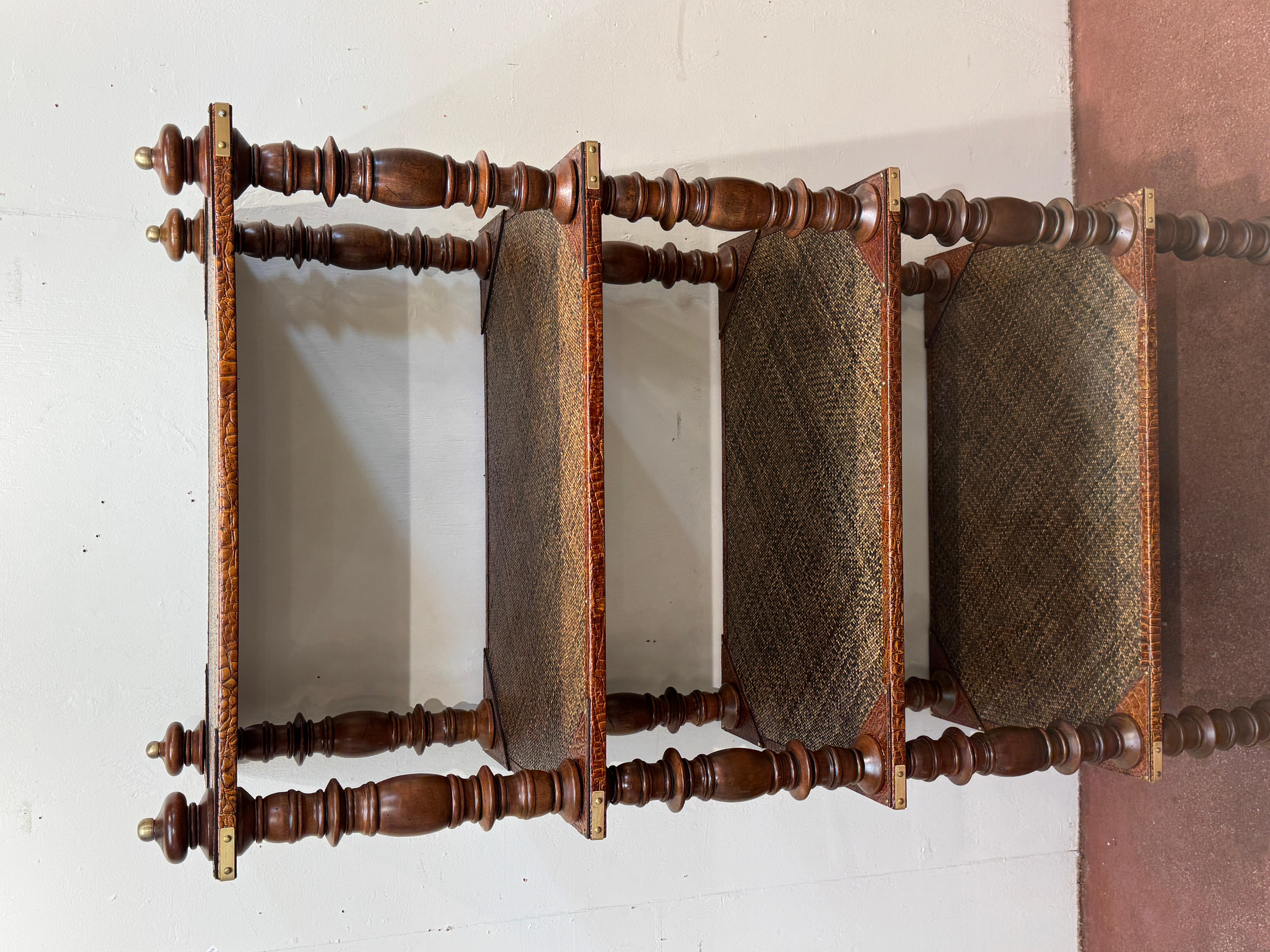 Coppia di scaffali a quattro piani in pelle anglo-indiana, ottone e rattan in vendita 3