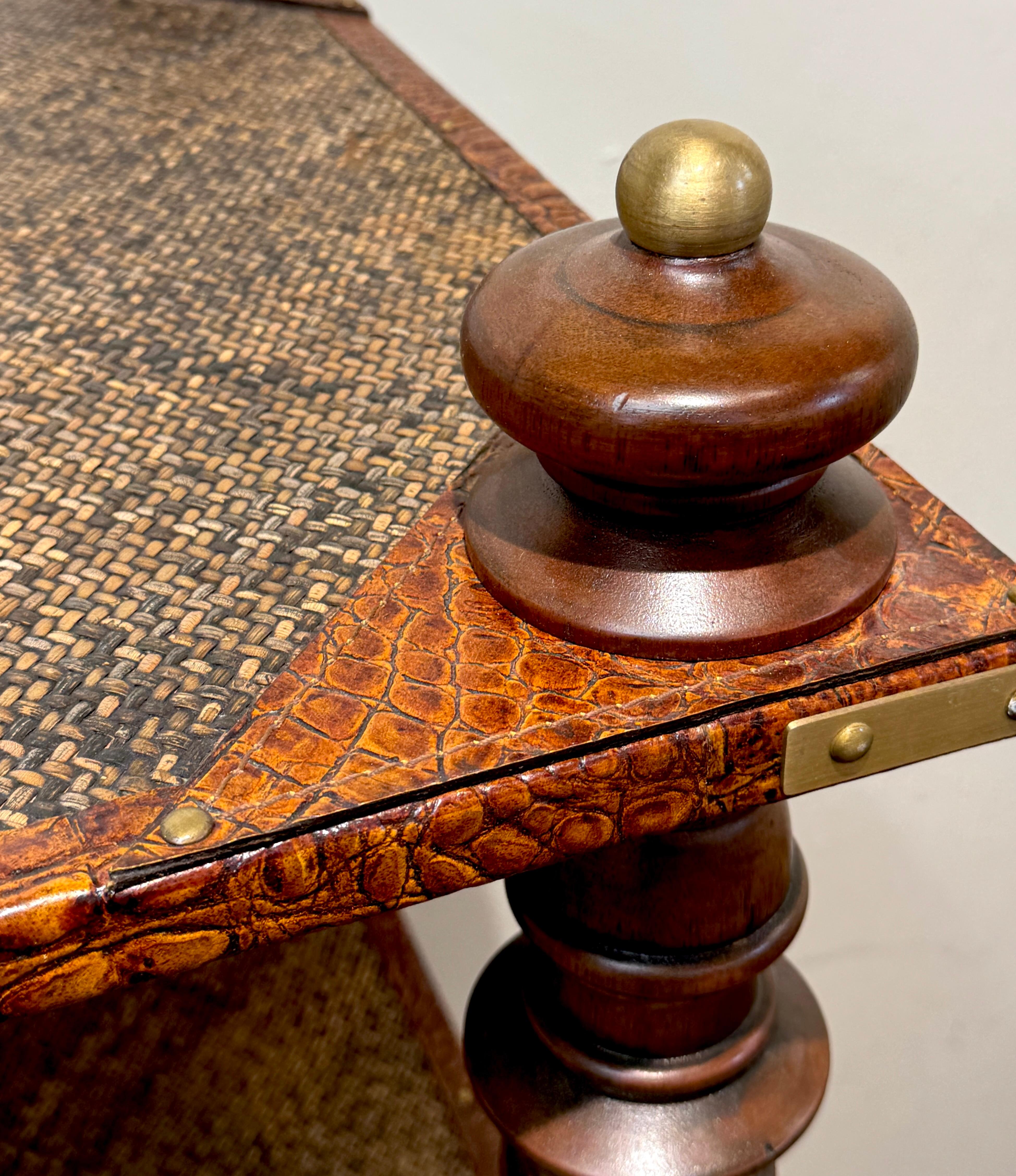 Coppia di scaffali a quattro piani in pelle anglo-indiana, ottone e rattan in vendita 4