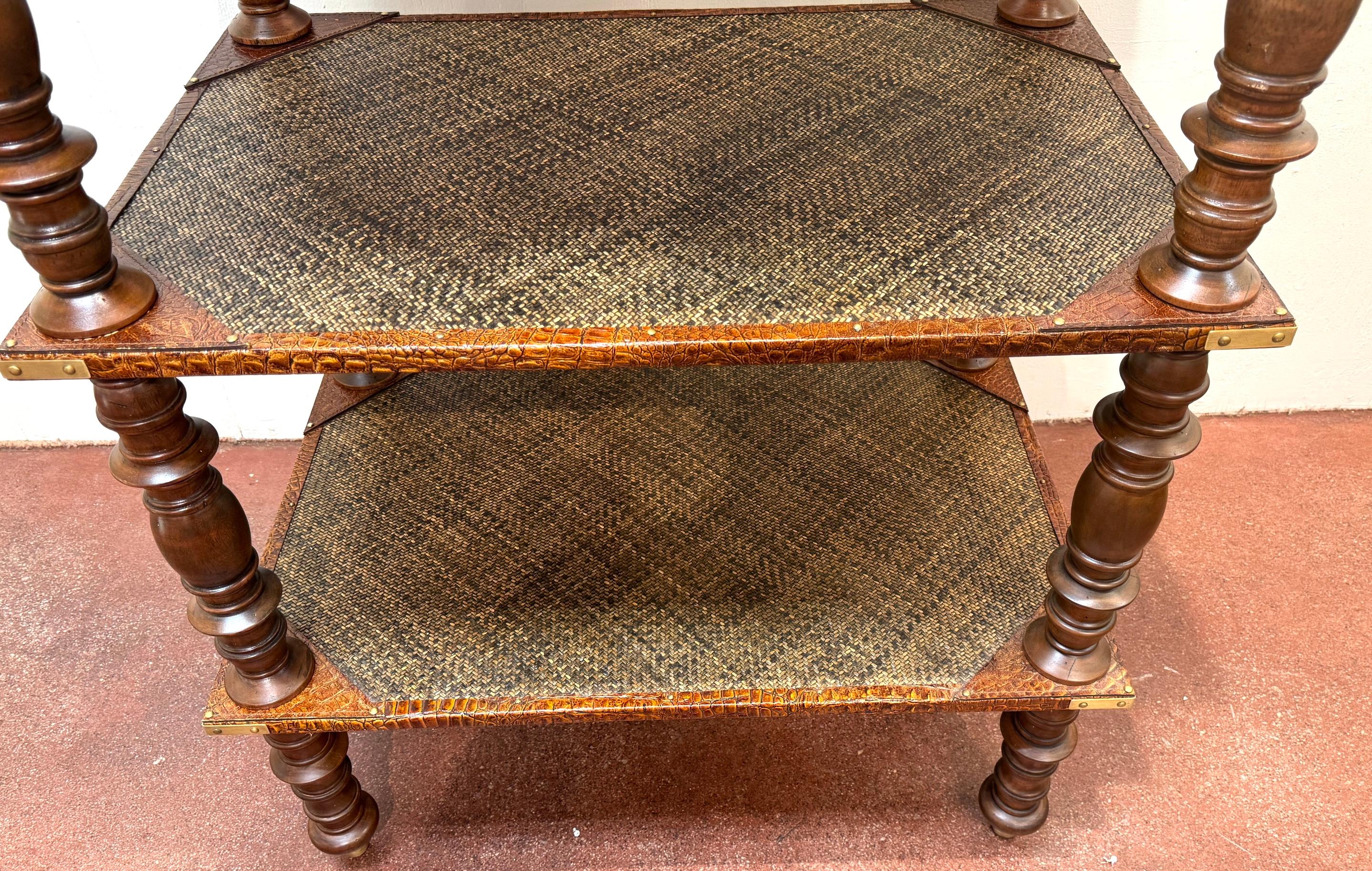 Coppia di scaffali a quattro piani in pelle anglo-indiana, ottone e rattan in vendita 5