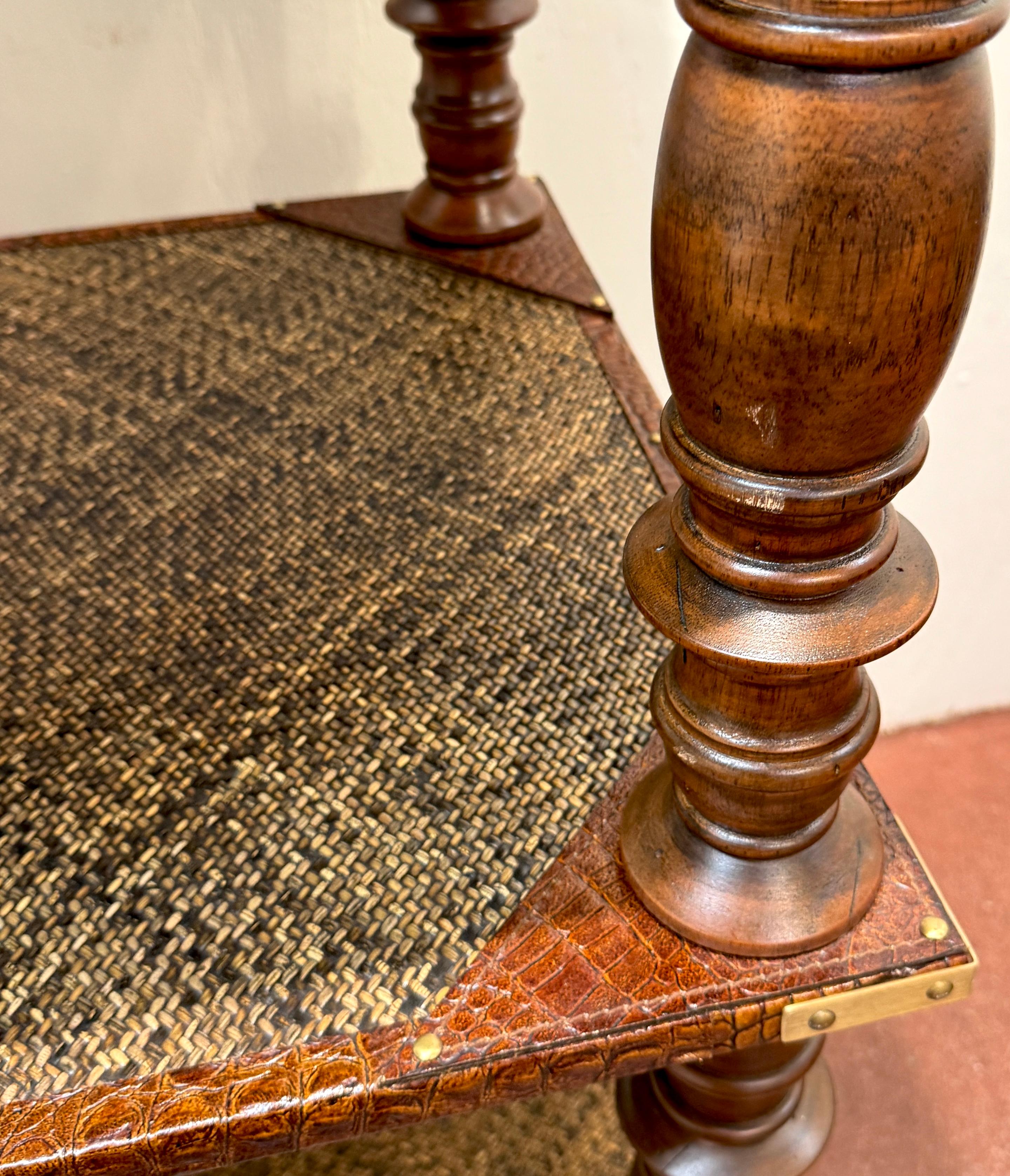 Coppia di scaffali a quattro piani in pelle anglo-indiana, ottone e rattan in vendita 6
