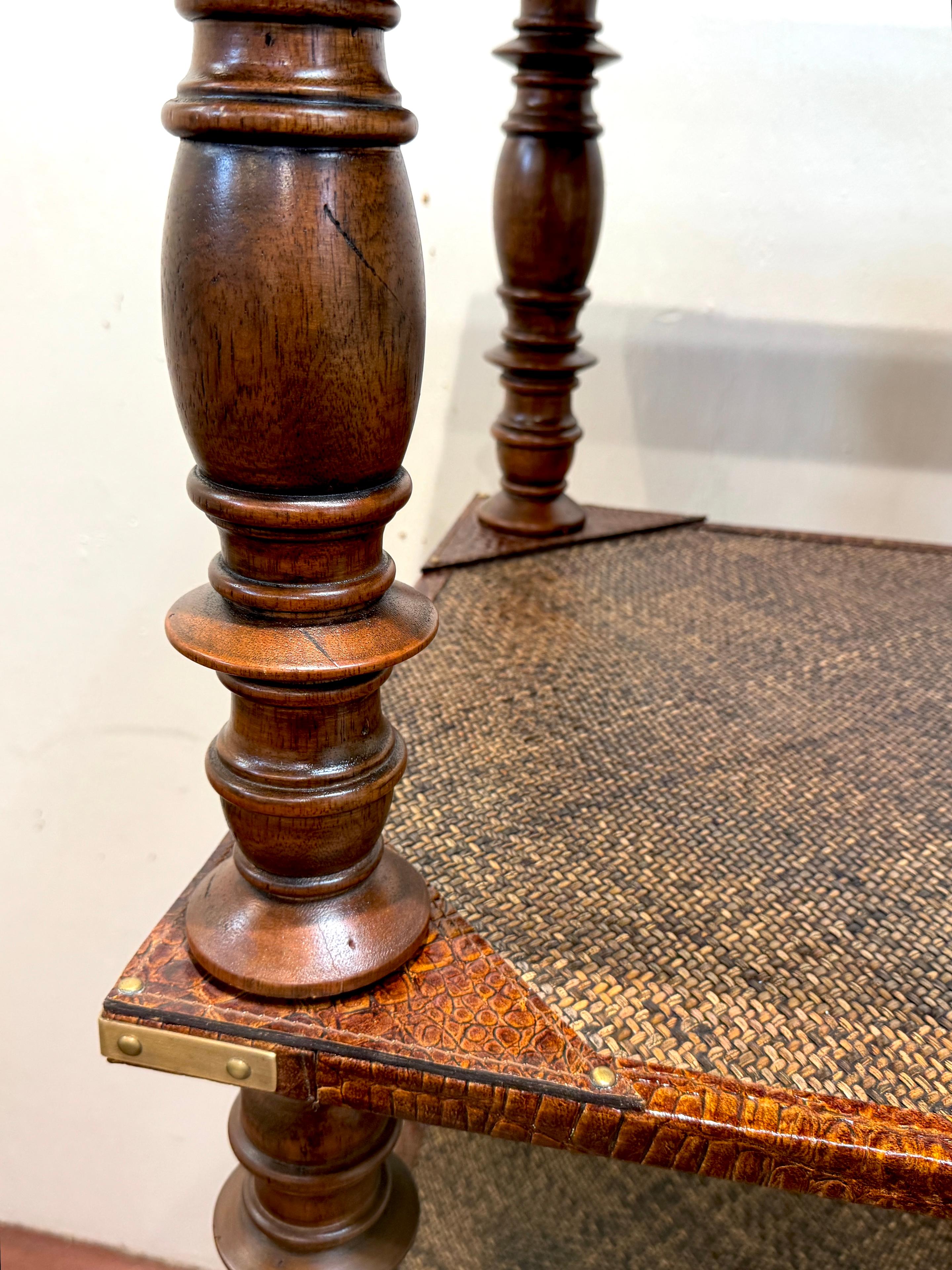 Coppia di scaffali a quattro piani in pelle anglo-indiana, ottone e rattan in vendita 7