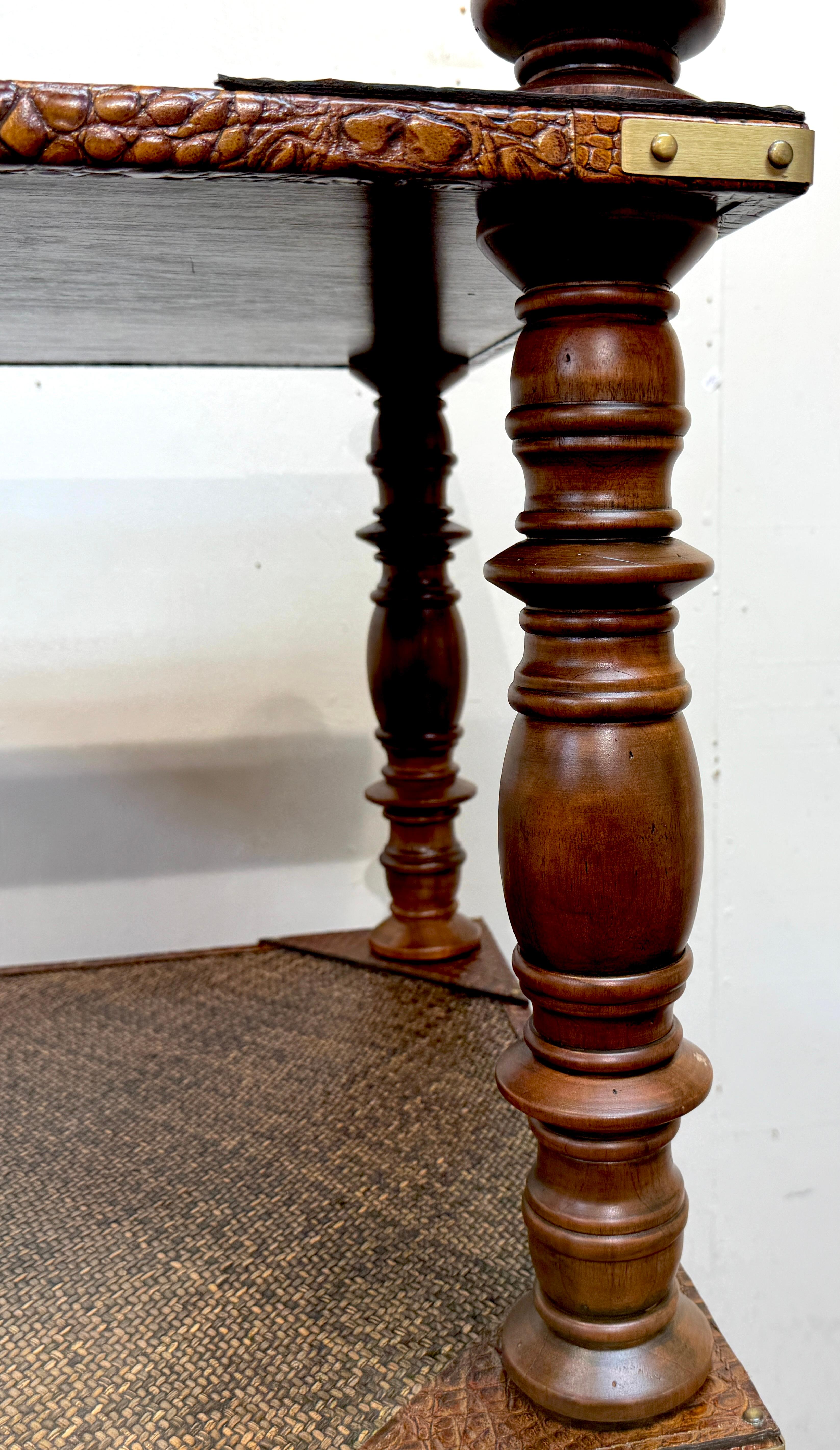 Coppia di scaffali a quattro piani in pelle anglo-indiana, ottone e rattan in vendita 8