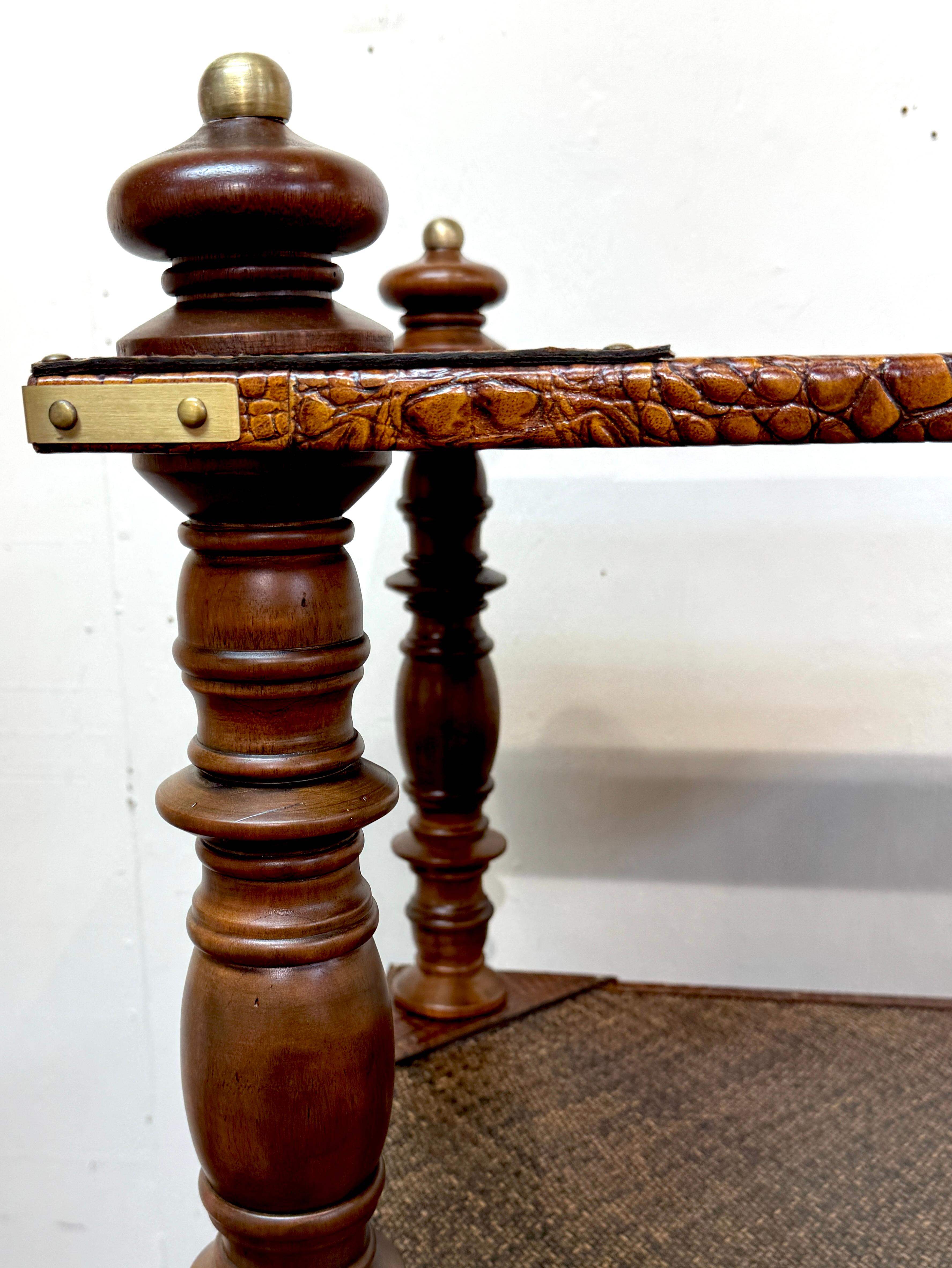 Coppia di scaffali a quattro piani in pelle anglo-indiana, ottone e rattan in vendita 9