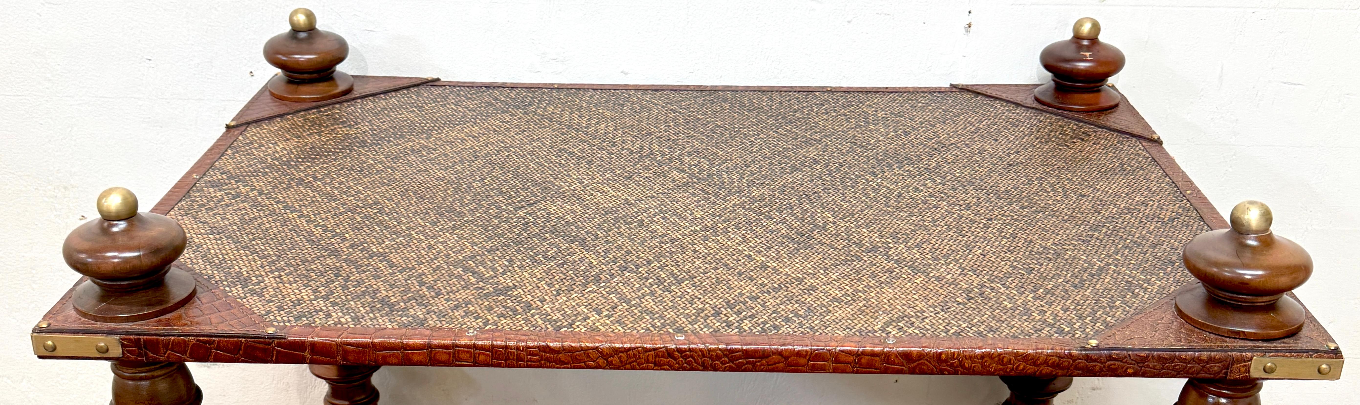 Coppia di scaffali a quattro piani in pelle anglo-indiana, ottone e rattan in vendita 11