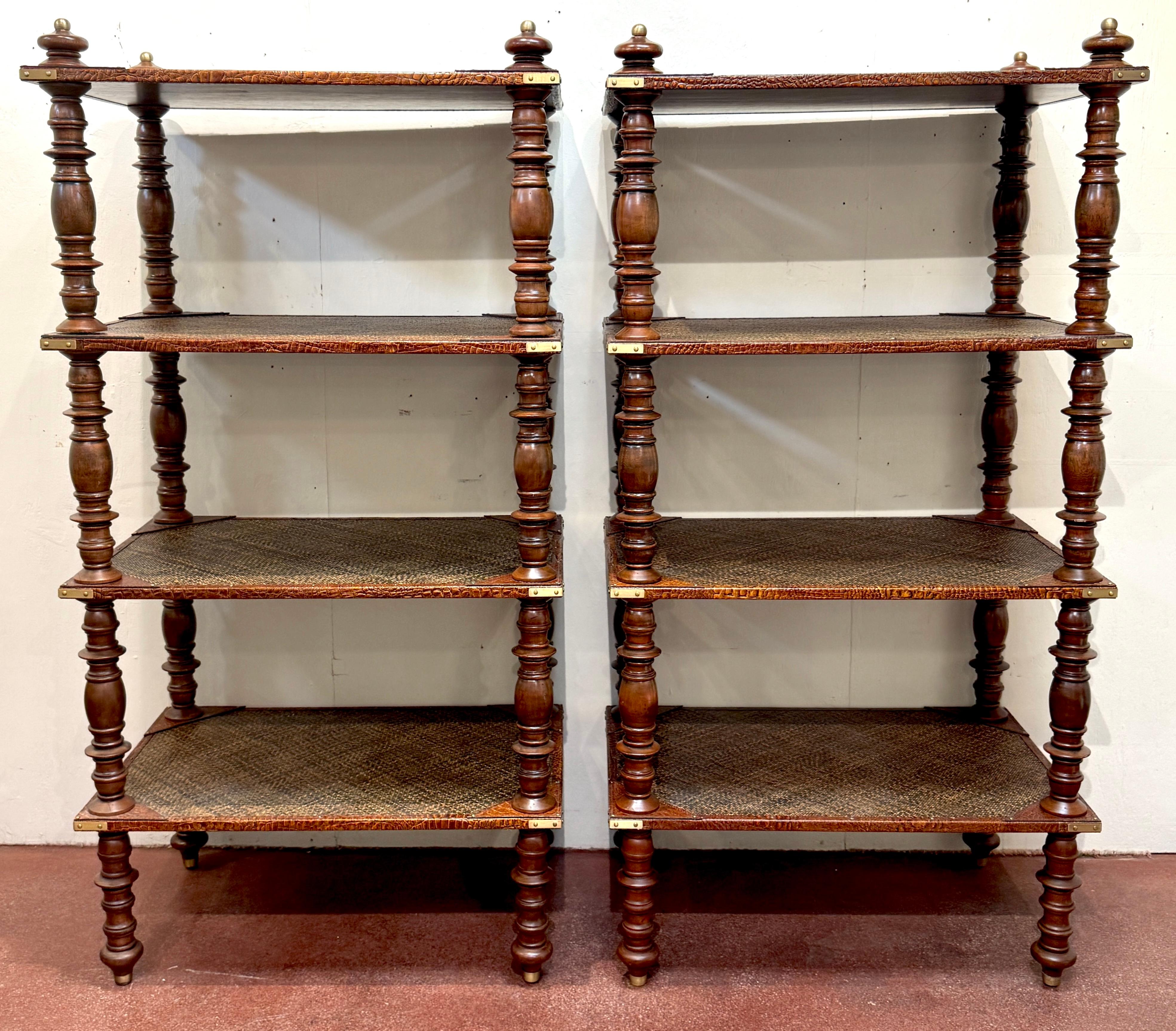 Coppia di scaffali a quattro piani in pelle anglo-indiana, ottone e rattan 

Una coppia impressionante e ricca di dettagli di étagères anglo-indiani alti, ciascuno costruito con supporti in legno duro tornito e rifinito con ripiani in rattan