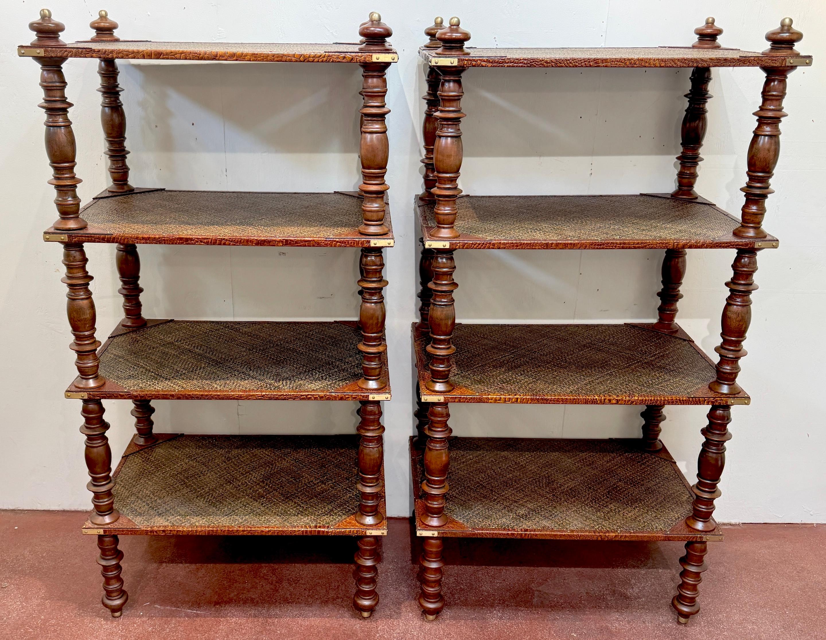 Anglo-indiano Coppia di scaffali a quattro piani in pelle anglo-indiana, ottone e rattan in vendita