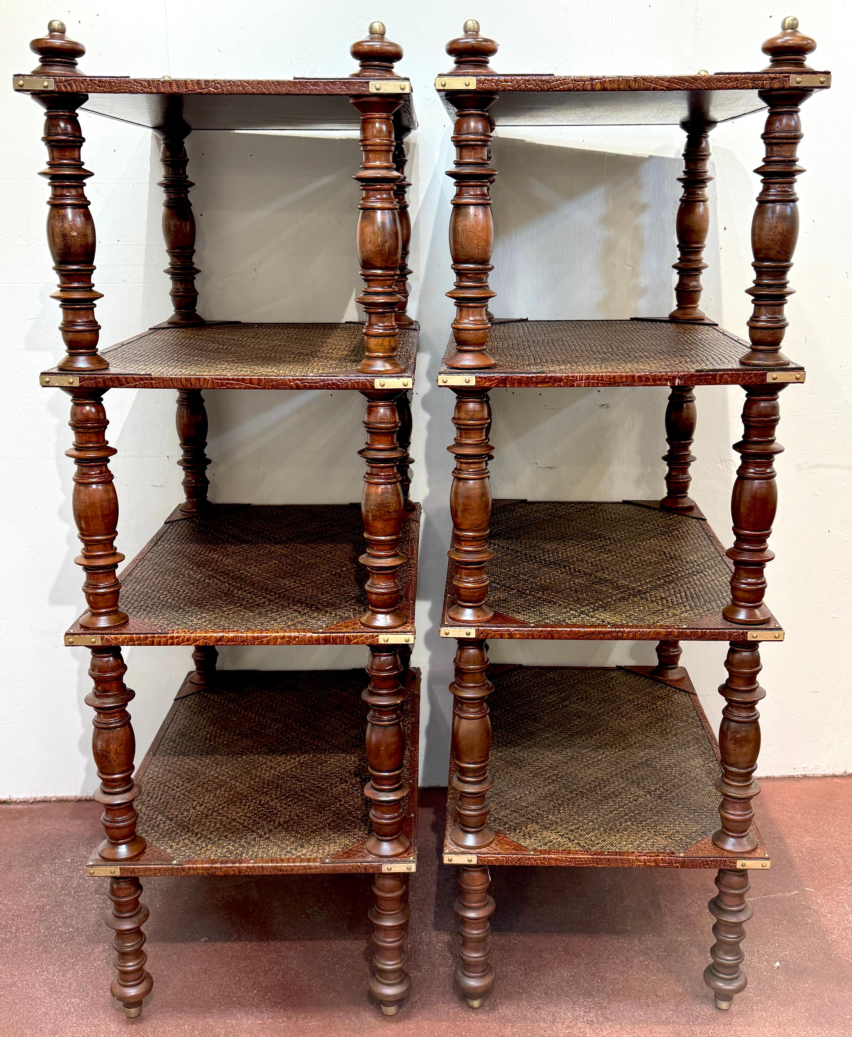 Tornito Coppia di scaffali a quattro piani in pelle anglo-indiana, ottone e rattan in vendita
