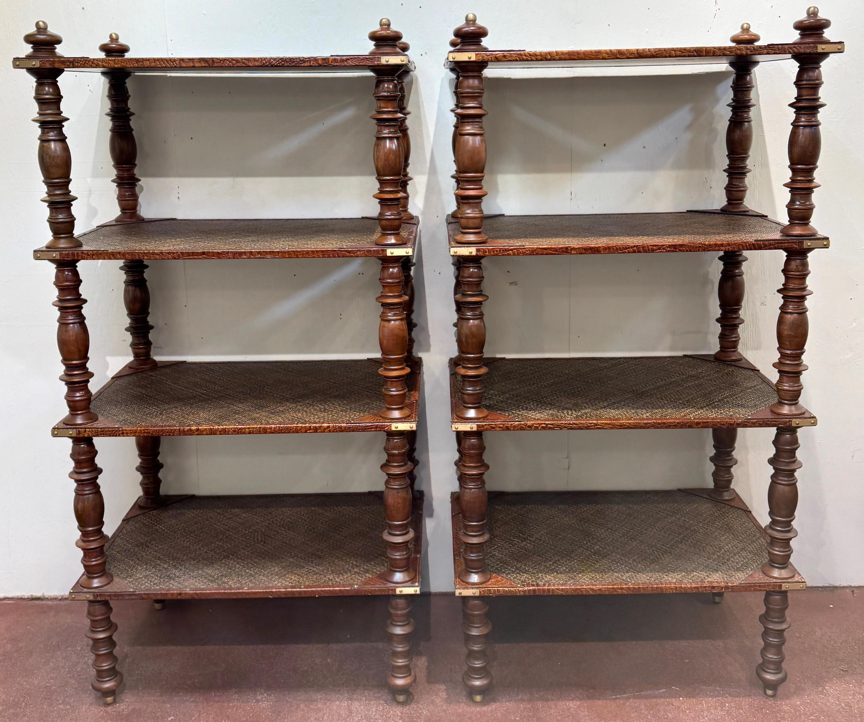 Coppia di scaffali a quattro piani in pelle anglo-indiana, ottone e rattan In condizioni buone in vendita a West Palm Beach, FL