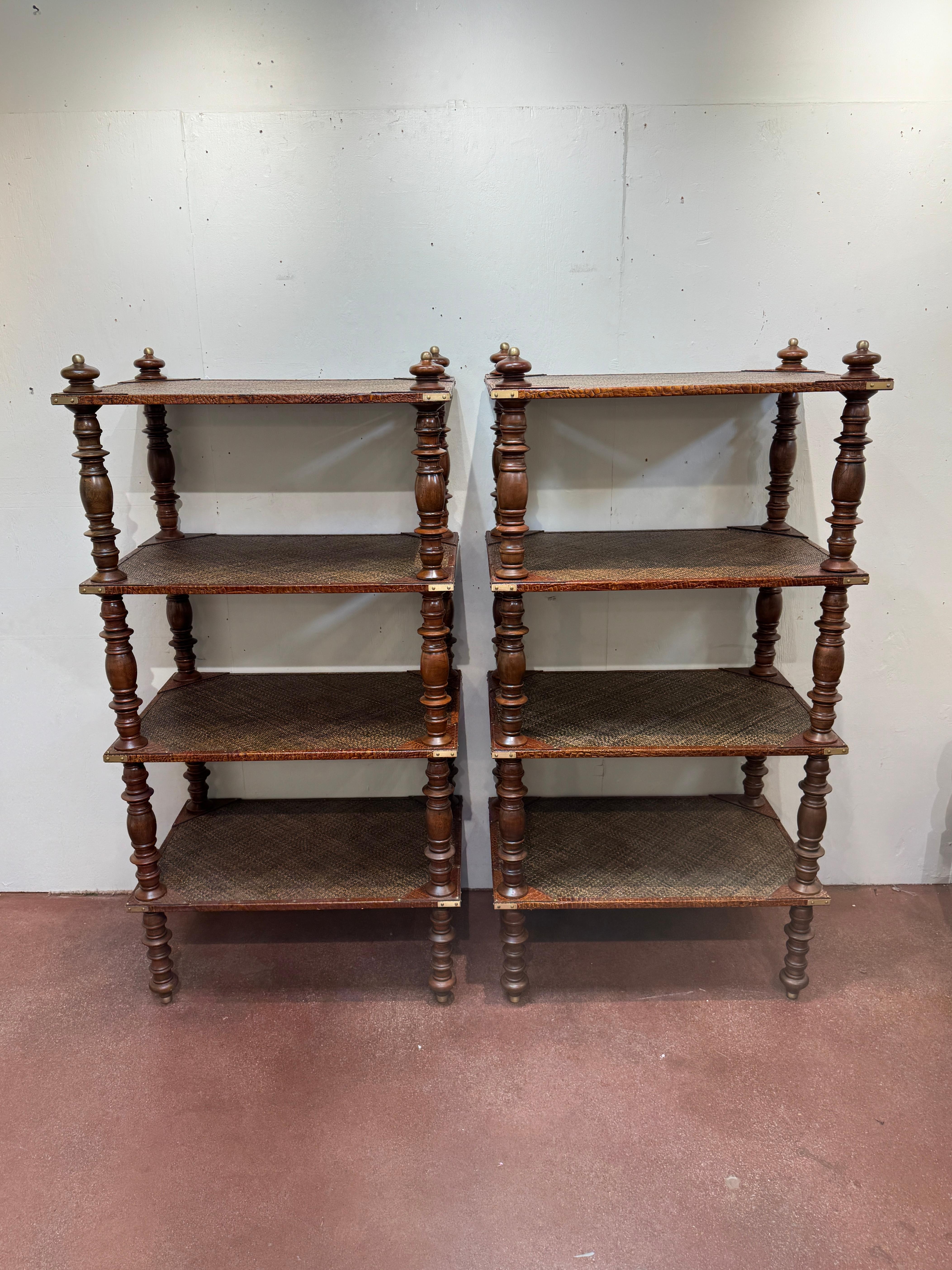 XX secolo Coppia di scaffali a quattro piani in pelle anglo-indiana, ottone e rattan in vendita
