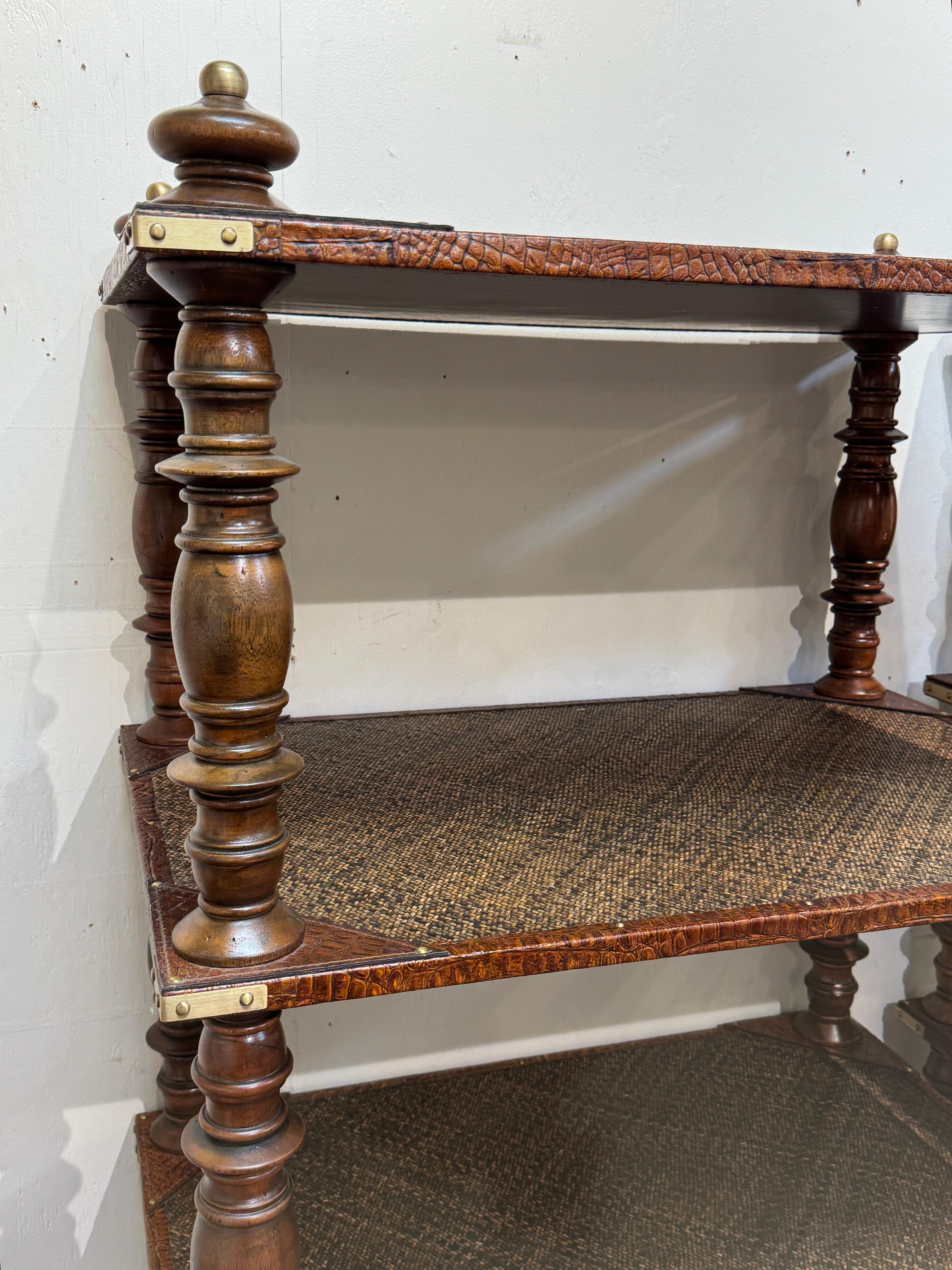 Legno Coppia di scaffali a quattro piani in pelle anglo-indiana, ottone e rattan in vendita