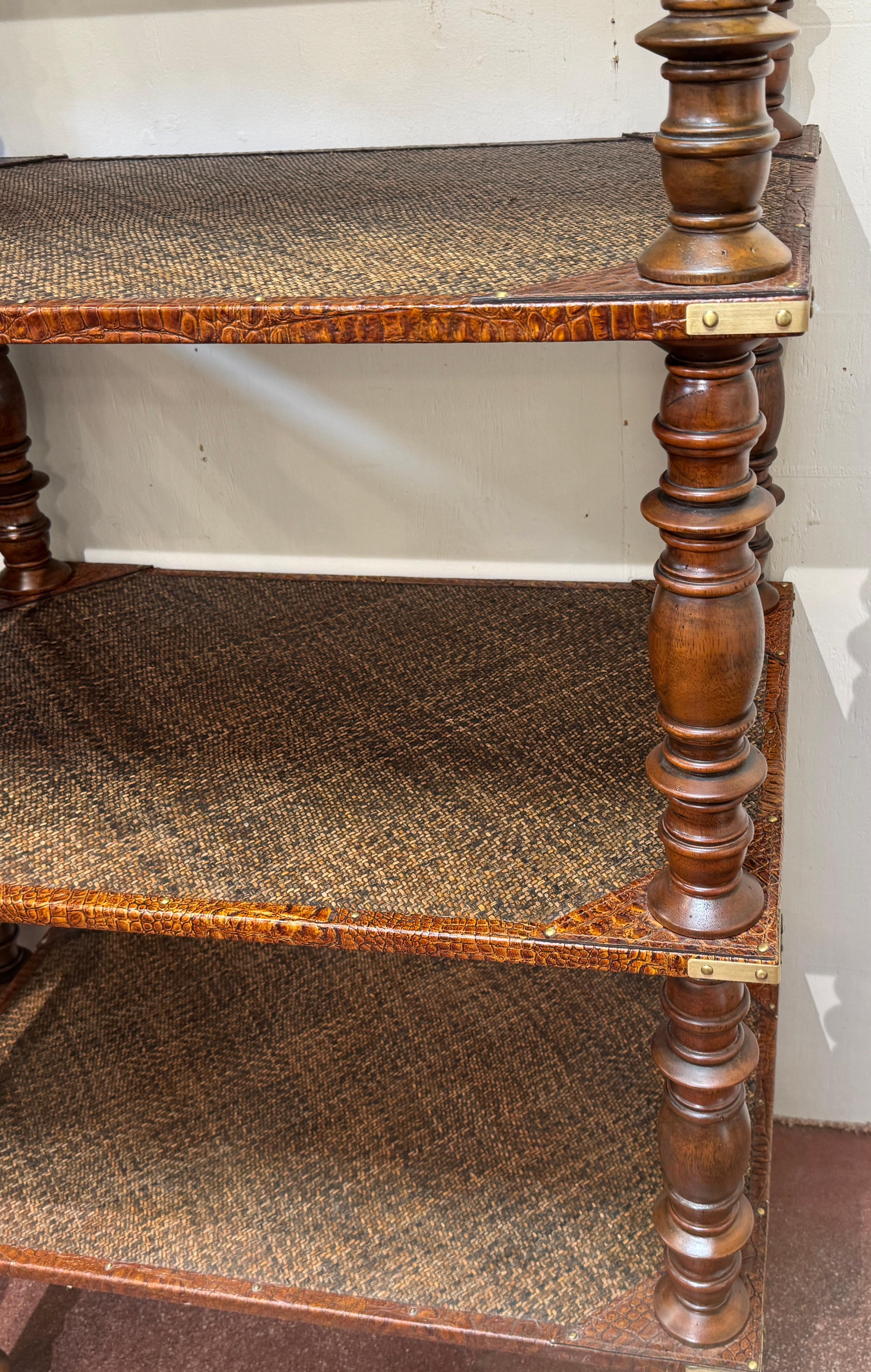 Coppia di scaffali a quattro piani in pelle anglo-indiana, ottone e rattan in vendita 1