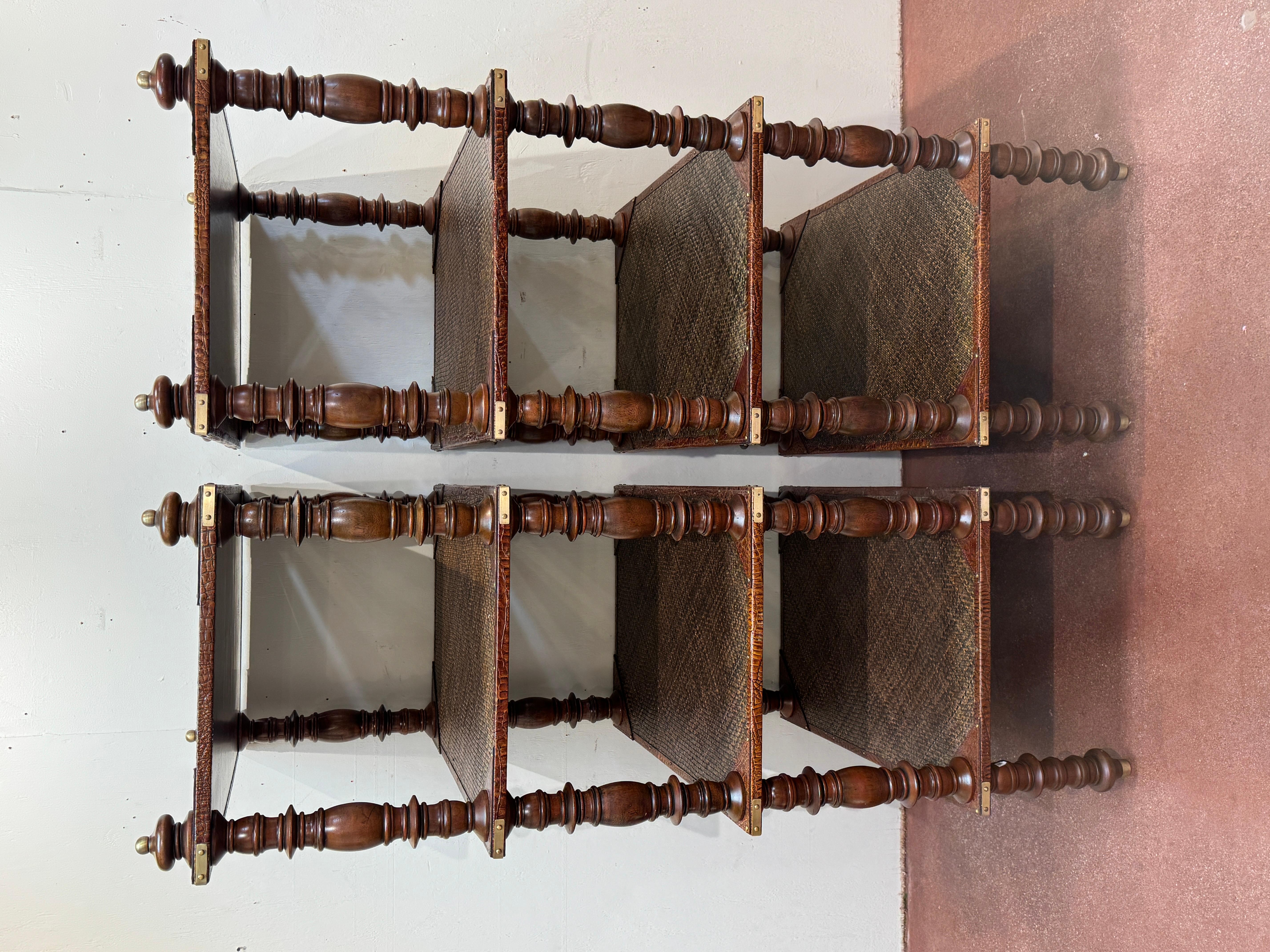 Coppia di scaffali a quattro piani in pelle anglo-indiana, ottone e rattan in vendita 2