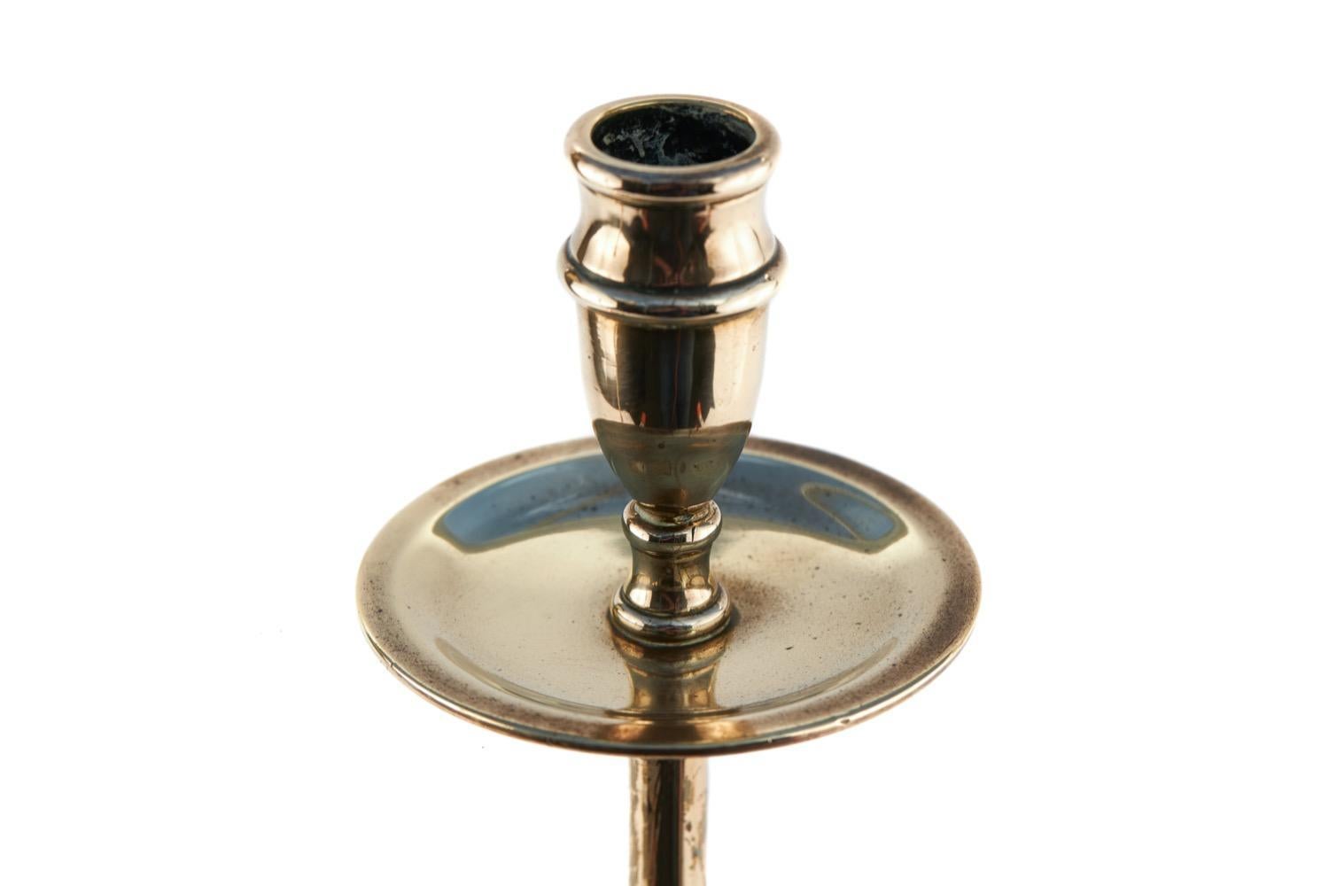 Coppia di candelabri alti in ottone antico della fine del XIX secolo, bastoni di buona qualità con vaschette di raccolta, steli sottili sollevati su una base circolare a gradini.