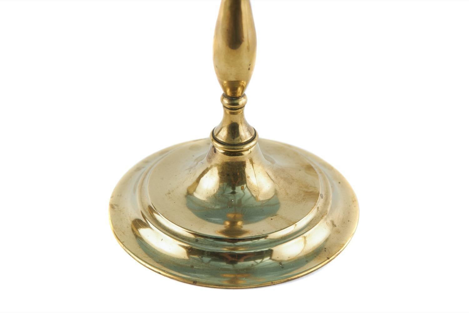 In vendita una coppia di candelabri alti in ottone antico della fine del XIX secolo, di buona qualità, con vassoi di raccolta, steli sottili sollevati su una base circolare a gradini.