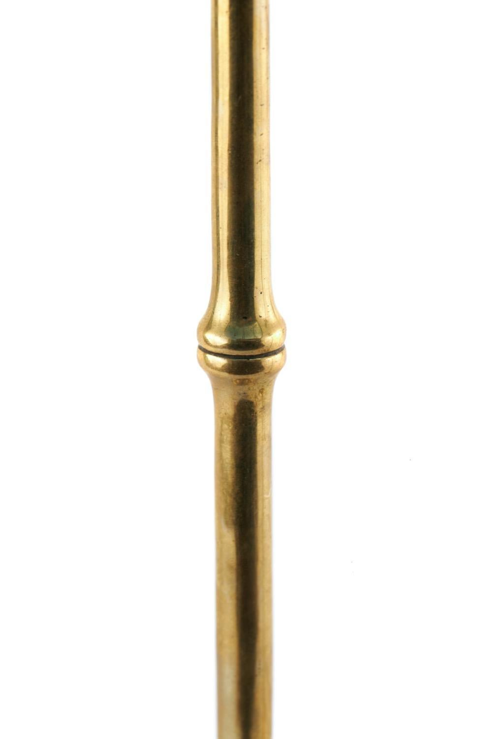 Primo vittoriano Coppia di candelabri alti in ottone antico in vendita