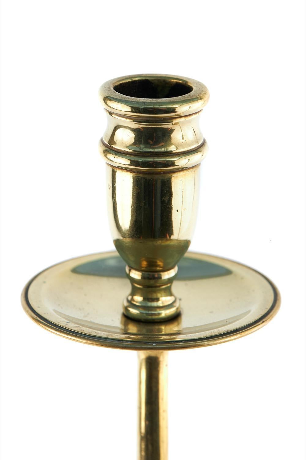 Coppia di candelabri alti in ottone antico In condizioni buone in vendita a Ipswich, GB