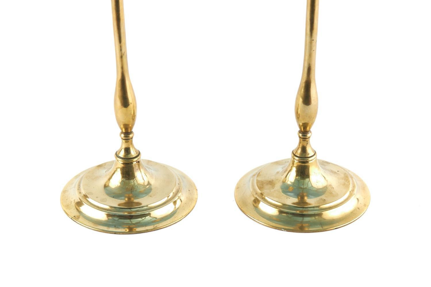 XIX secolo Coppia di candelabri alti in ottone antico in vendita