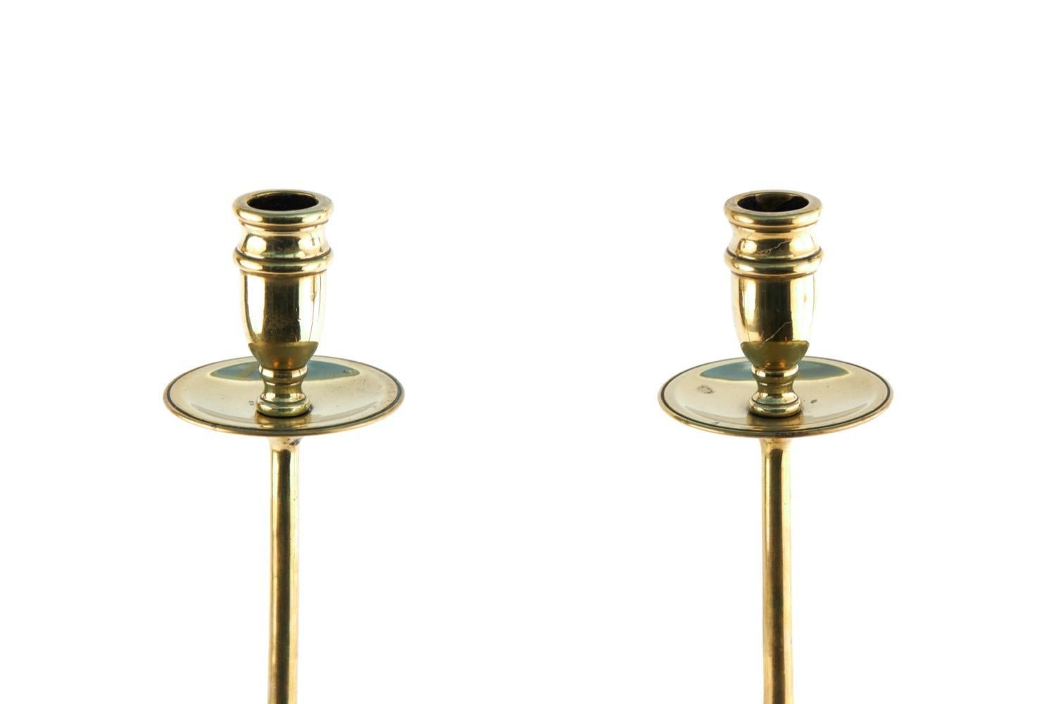 Ottone Coppia di candelabri alti in ottone antico in vendita