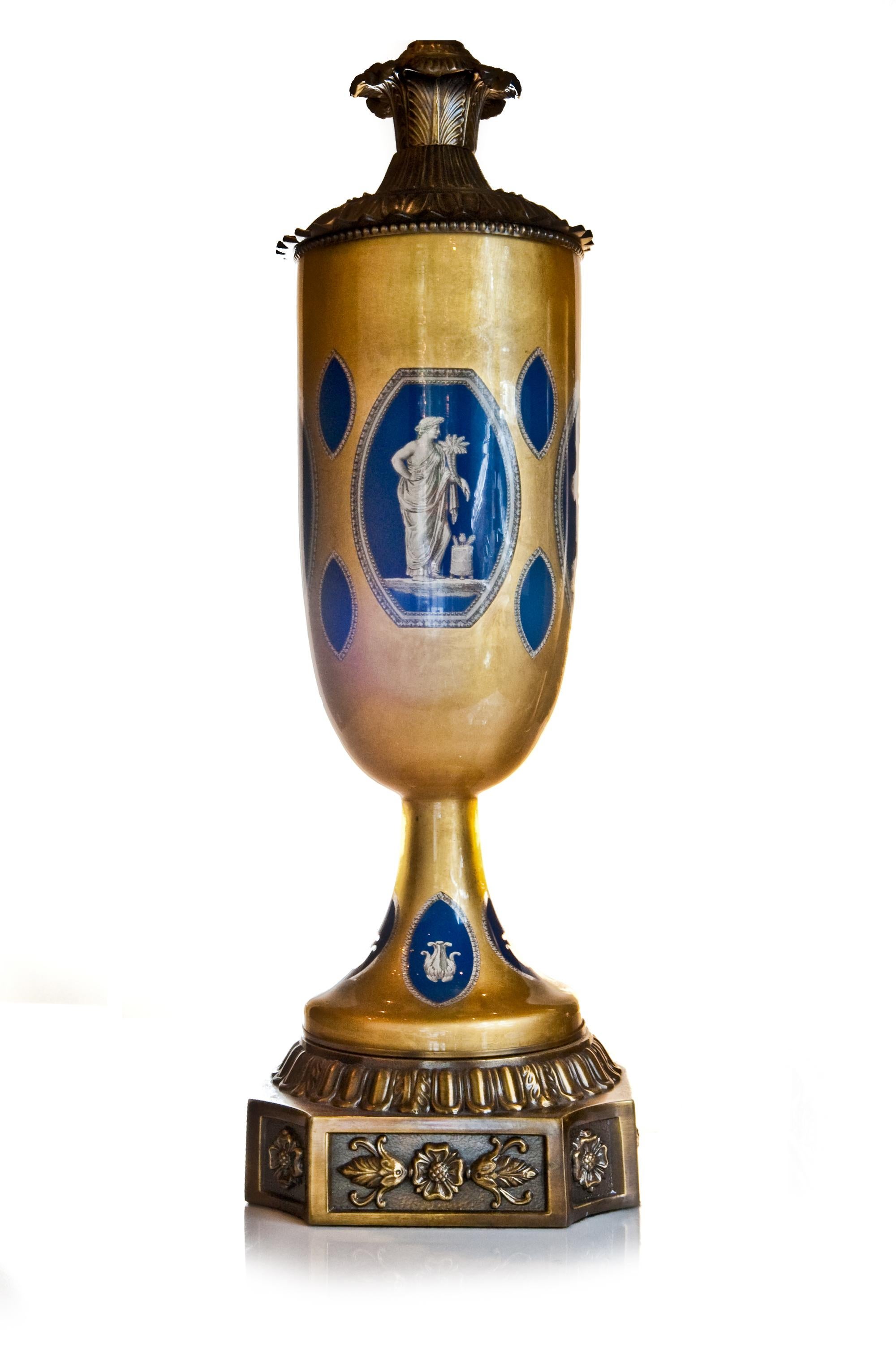 Néoclassique Paire de grandes lampes néoclassiques françaises anciennes en verre doré et en verre émaillé bleu lapis en vente