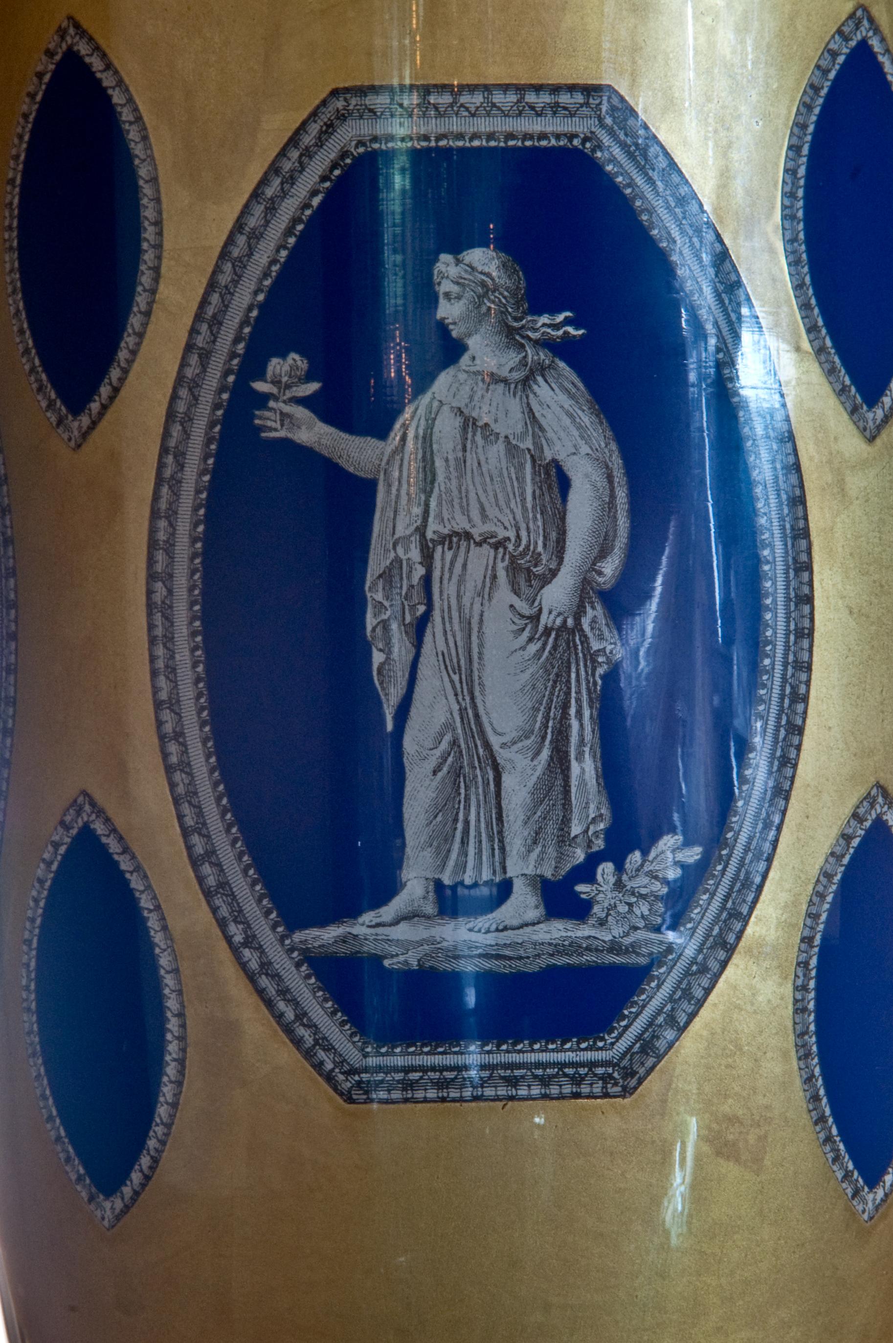 Français Paire de grandes lampes néoclassiques françaises anciennes en verre doré et en verre émaillé bleu lapis en vente