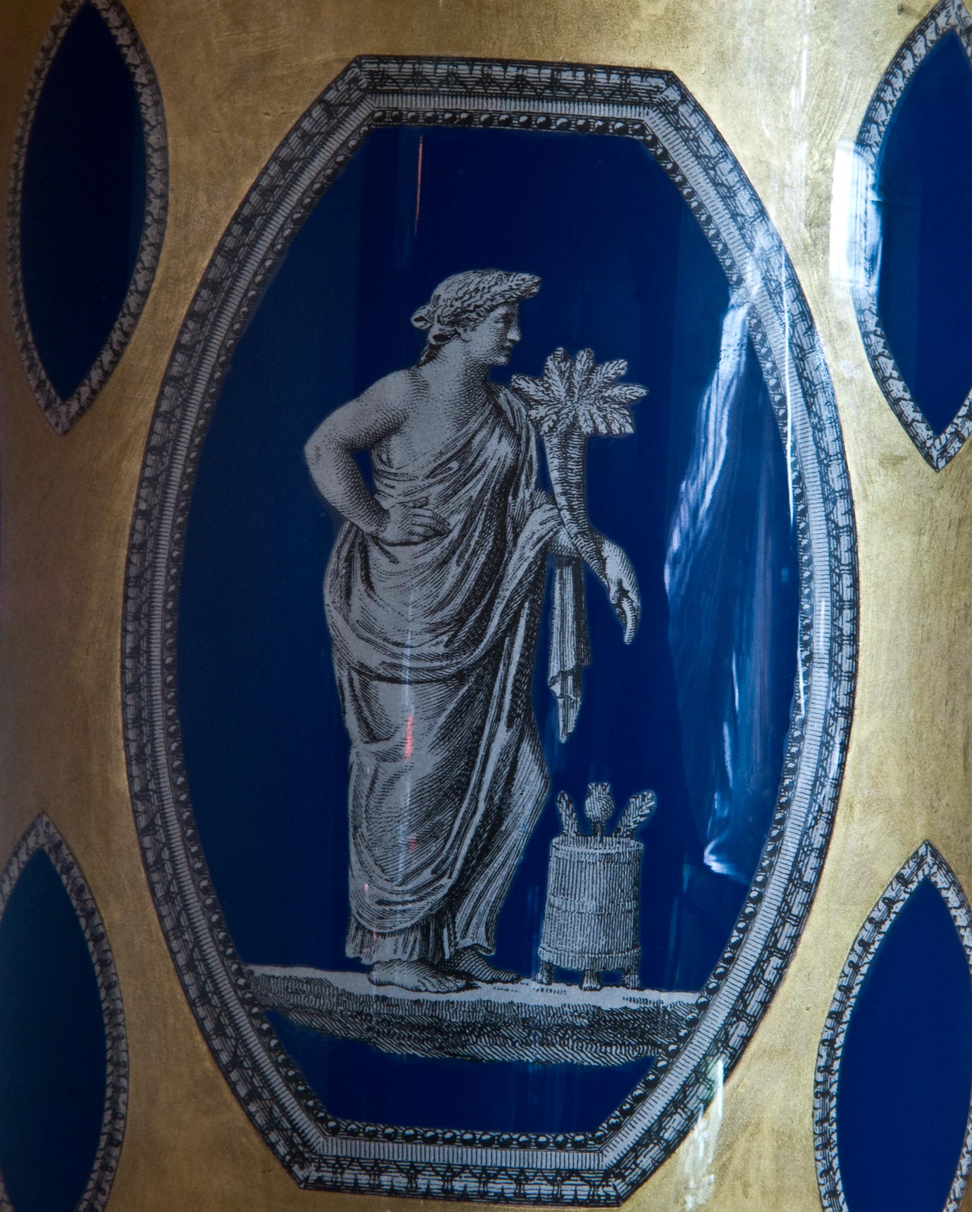 Doré Paire de grandes lampes néoclassiques françaises anciennes en verre doré et en verre émaillé bleu lapis en vente