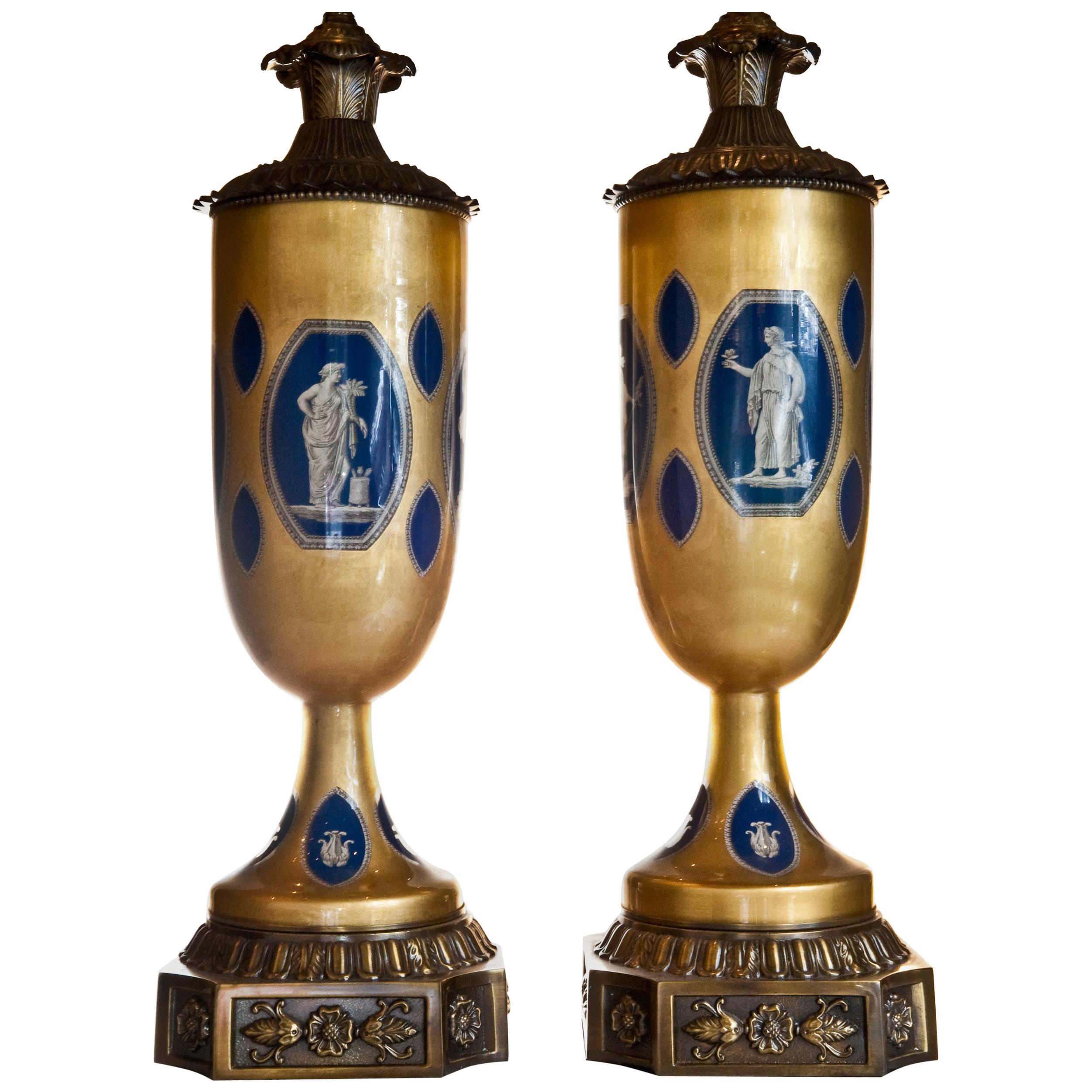 Paire de grandes lampes néoclassiques françaises anciennes en verre doré et en verre émaillé bleu lapis