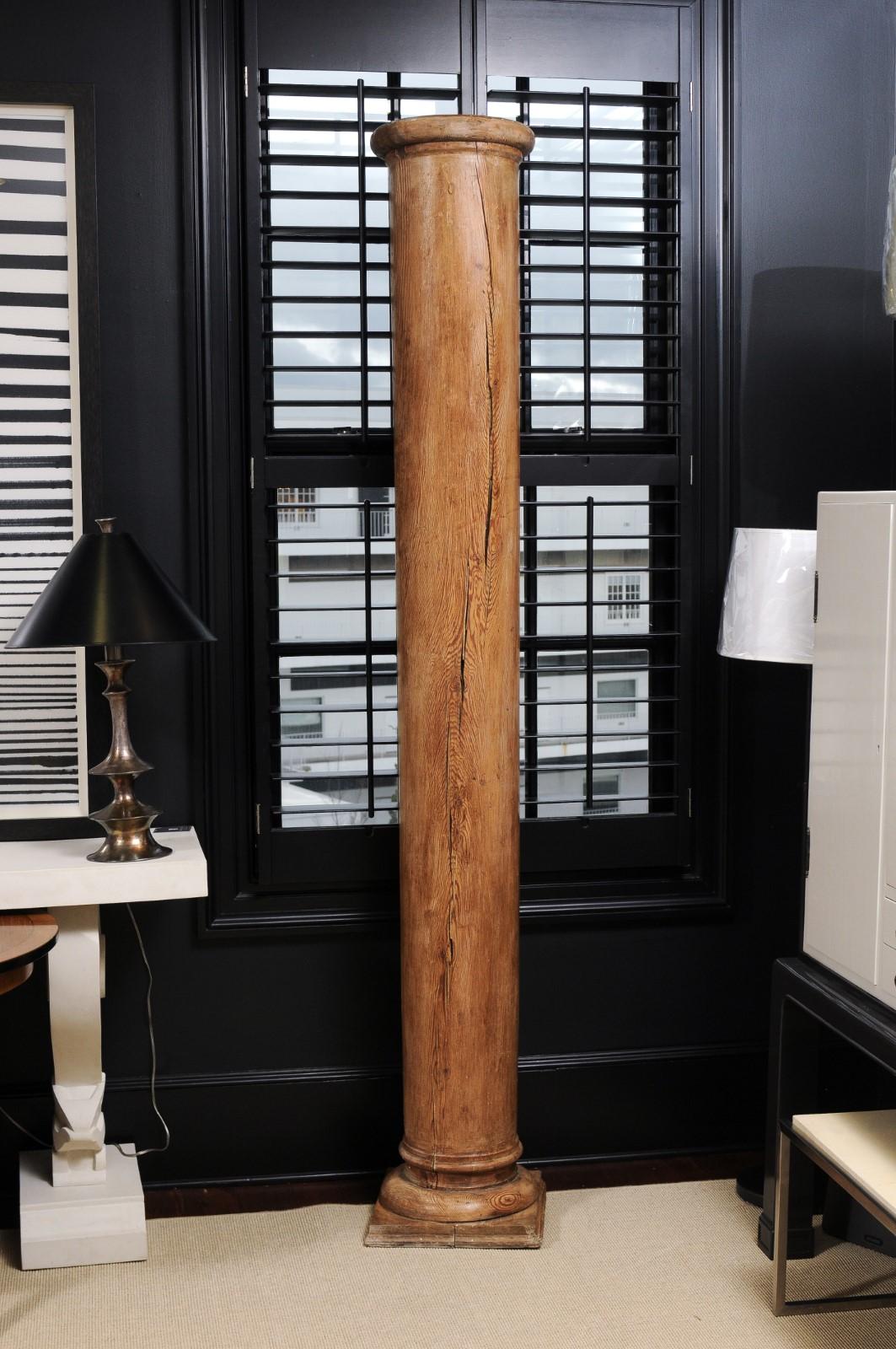 Paar hohe architektonische Holzsäulen 7
