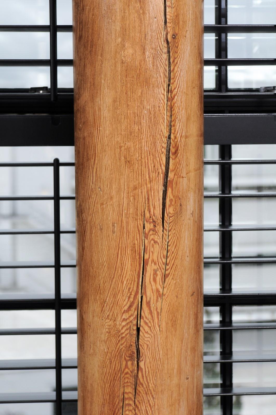 Paar hohe architektonische Holzsäulen 8