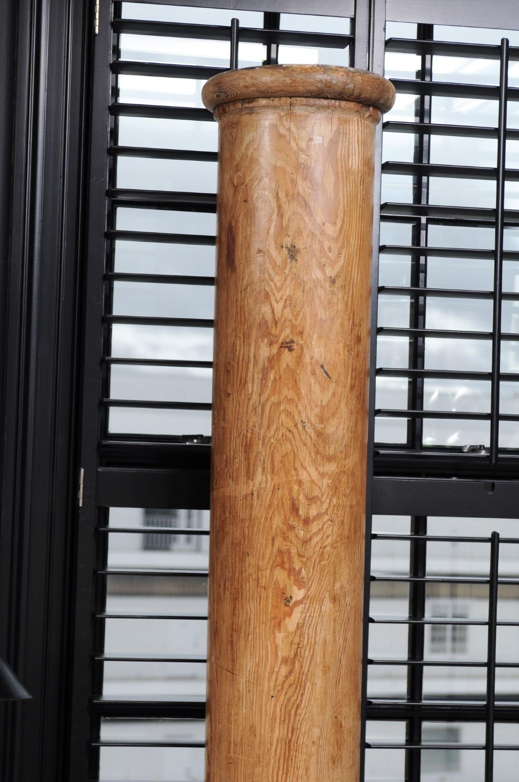 Paar hohe architektonische Holzsäulen 11