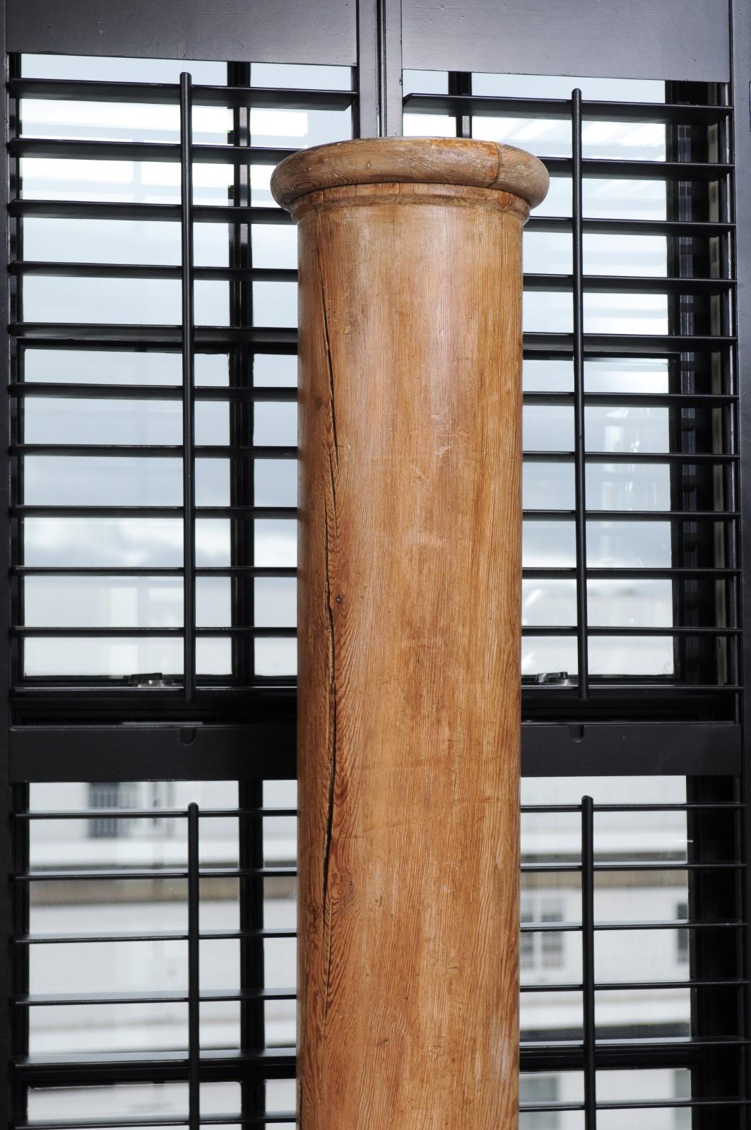 Paar hohe architektonische Holzsäulen (20. Jahrhundert)