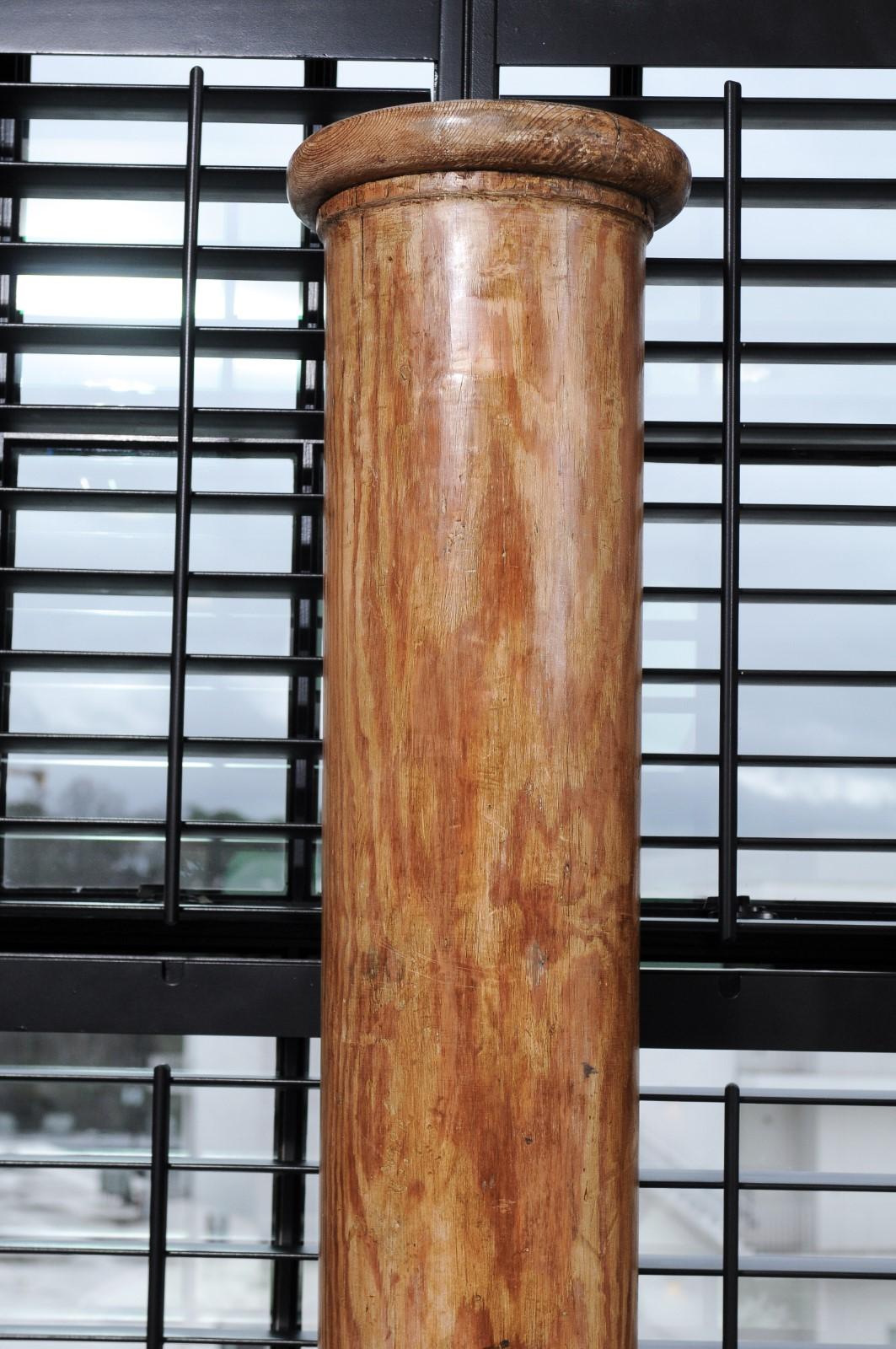 Paar hohe architektonische Holzsäulen 2