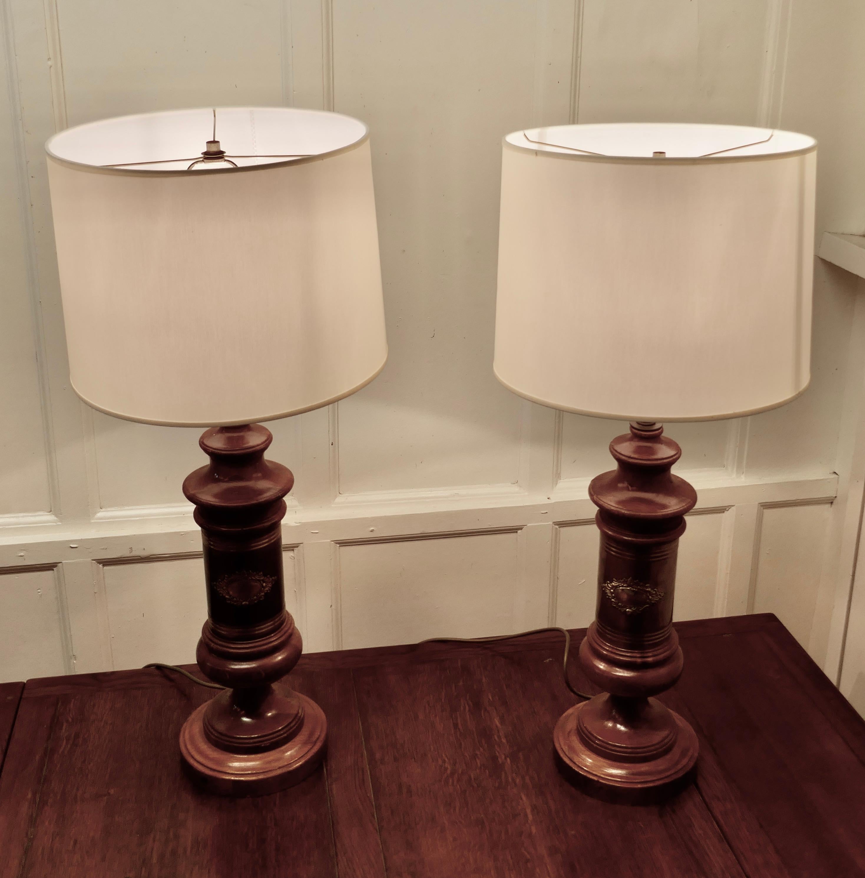 Noyer Paire de grandes lampes de table à colonne de style Art Déco en vente