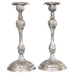 Pareja de candelabros ingleses Art Nouveau de chapa de plata con hojas de acanto, hacia 1900