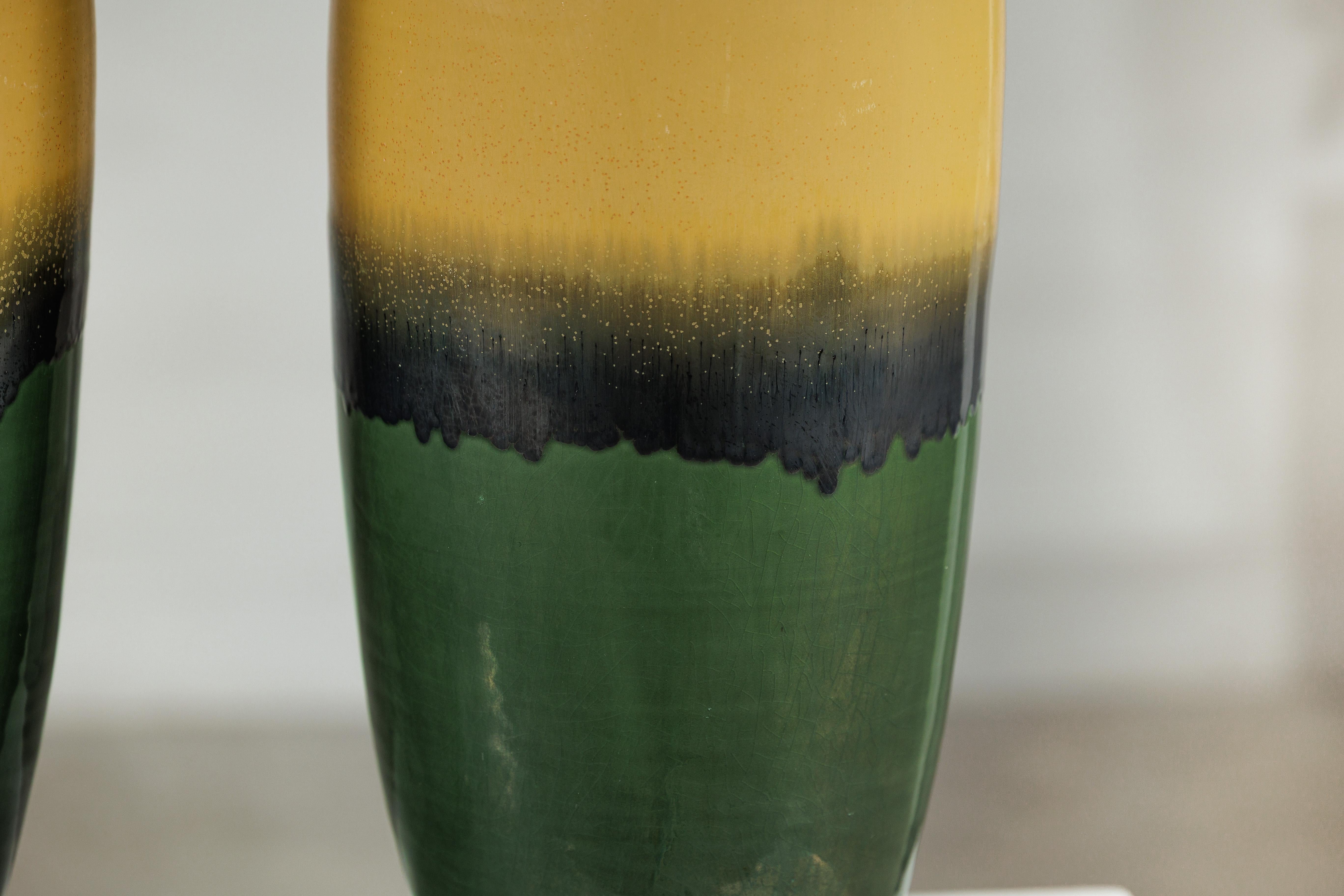 Coppia di vasi alti in ceramica artigianale con smalti senape, nero e verde intenso in vendita 4