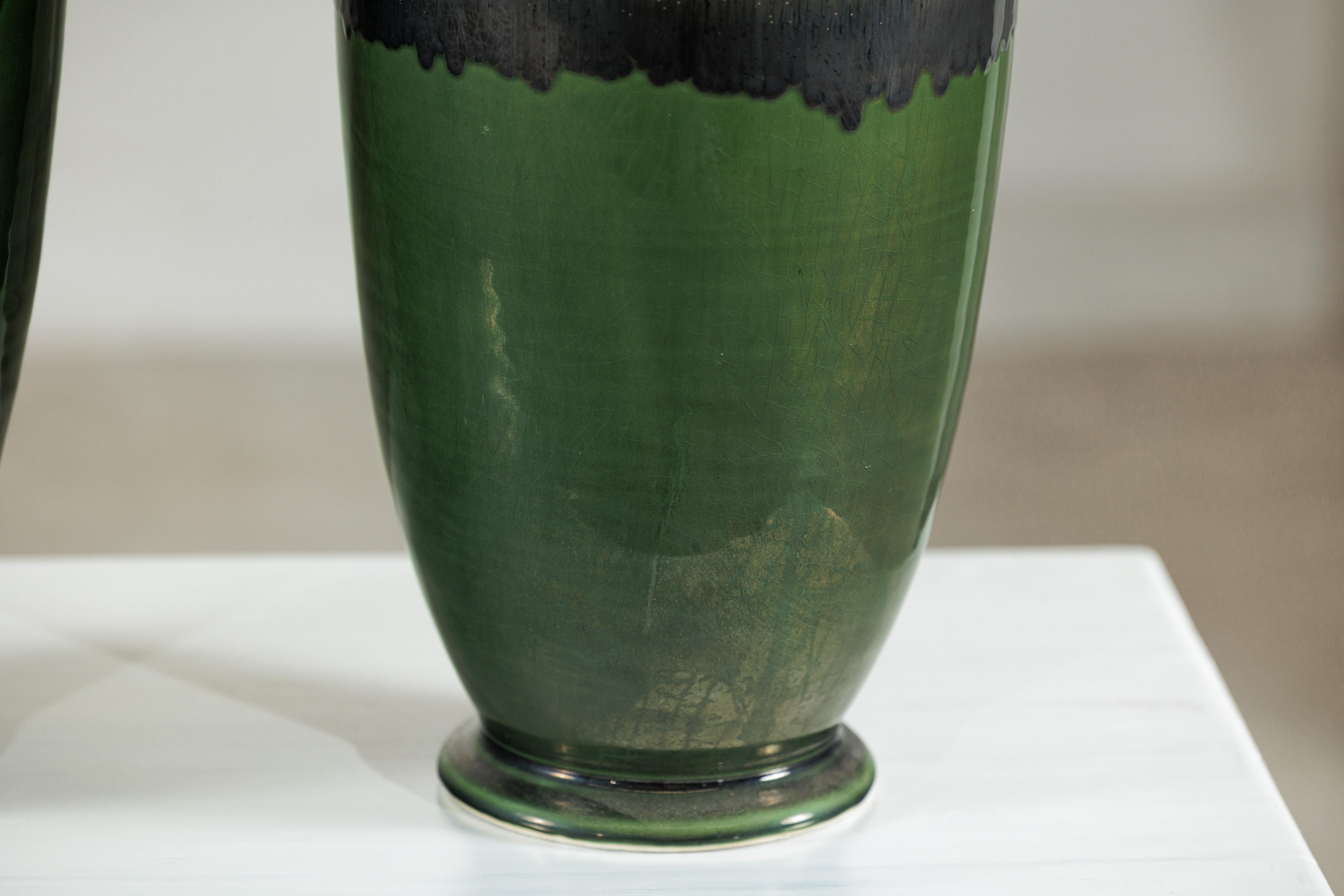 Coppia di vasi alti in ceramica artigianale con smalti senape, nero e verde intenso in vendita 5