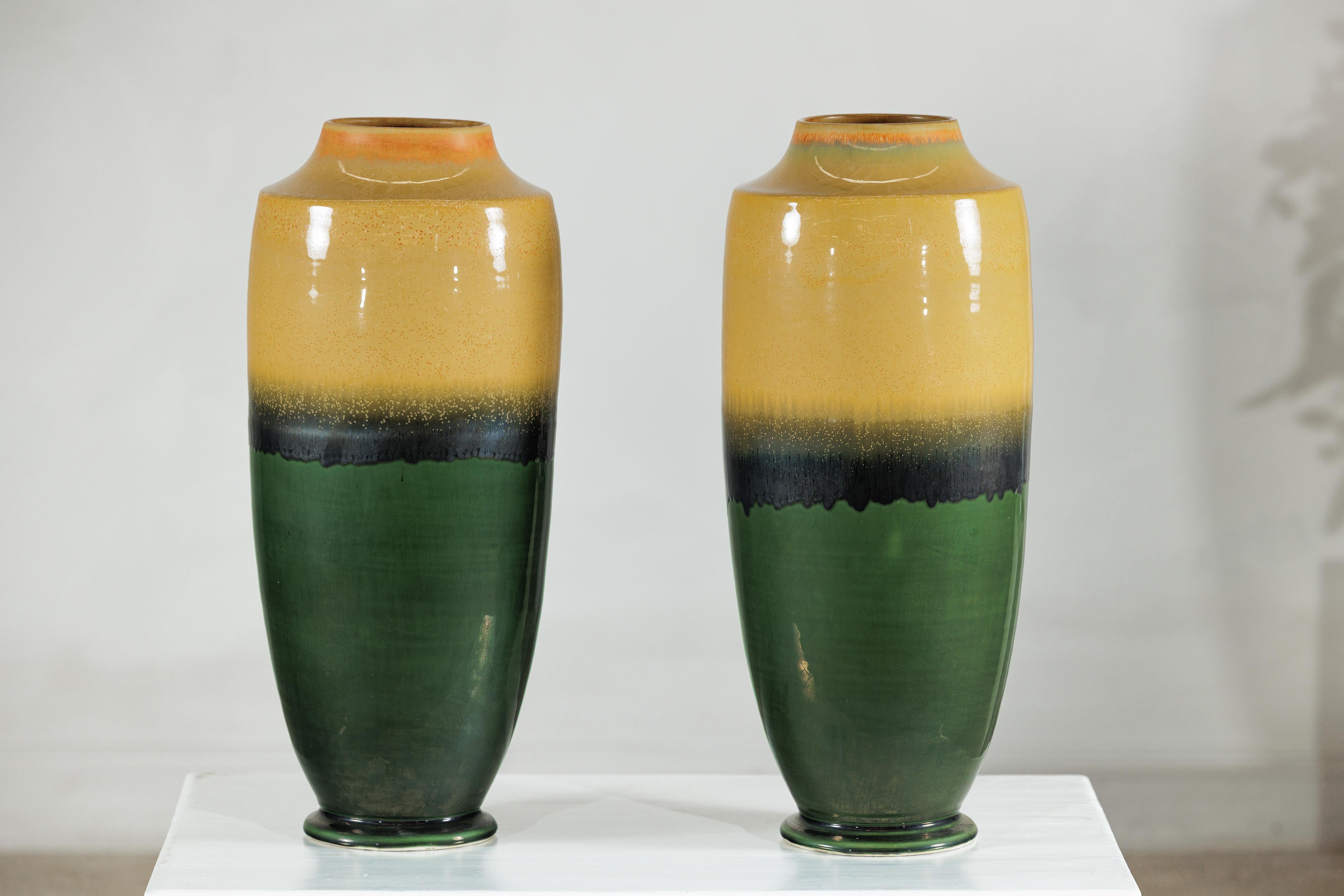 Coppia di vasi alti in ceramica artigianale con smalti senape, nero e verde intenso in vendita 6
