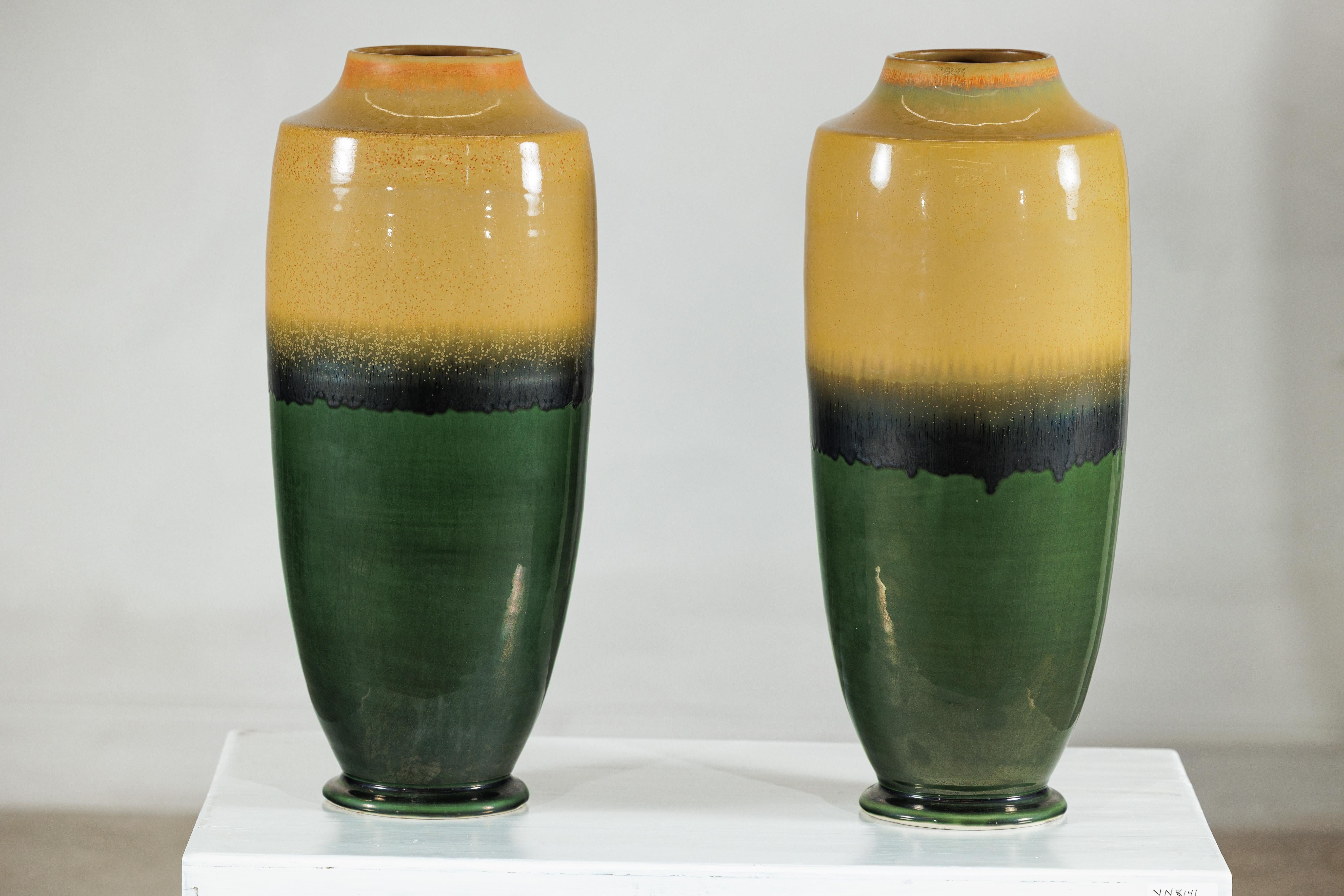 Coppia di vasi alti in ceramica artigianale con smalti senape, nero e verde intenso in vendita 7