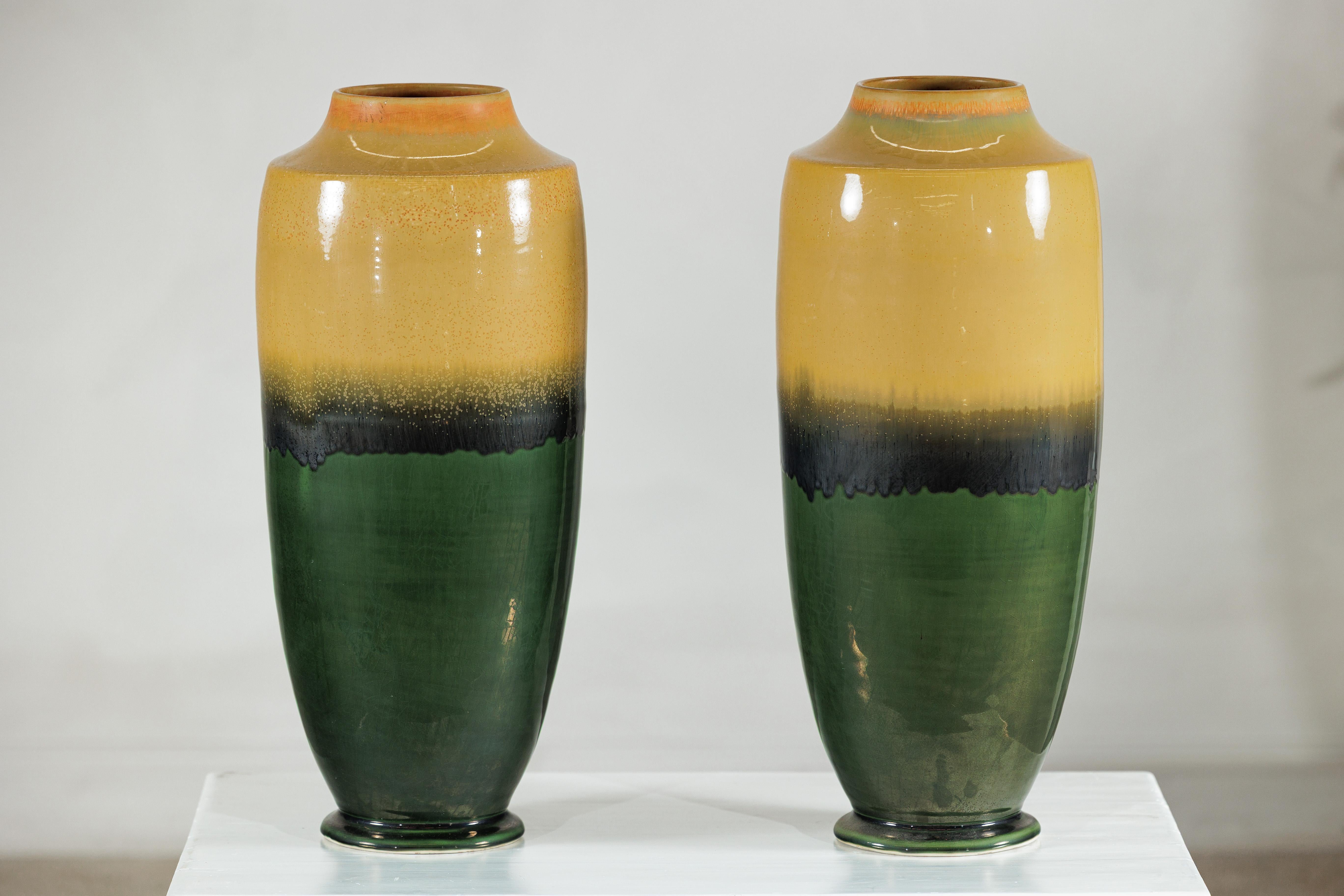 Coppia di vasi alti in ceramica artigianale con smalti senape, nero e verde intenso in vendita 8
