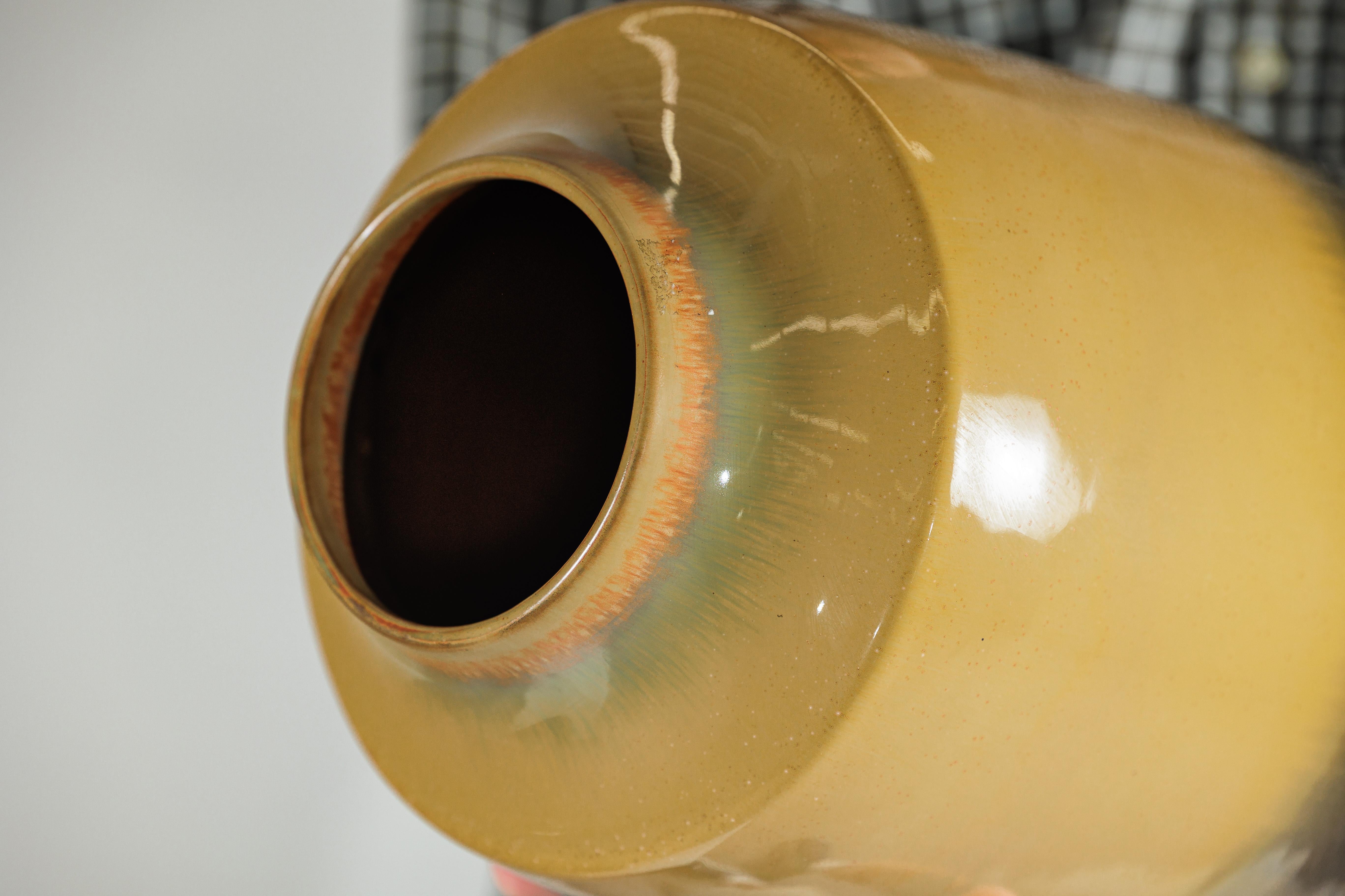Coppia di vasi alti in ceramica artigianale con smalti senape, nero e verde intenso in vendita 9