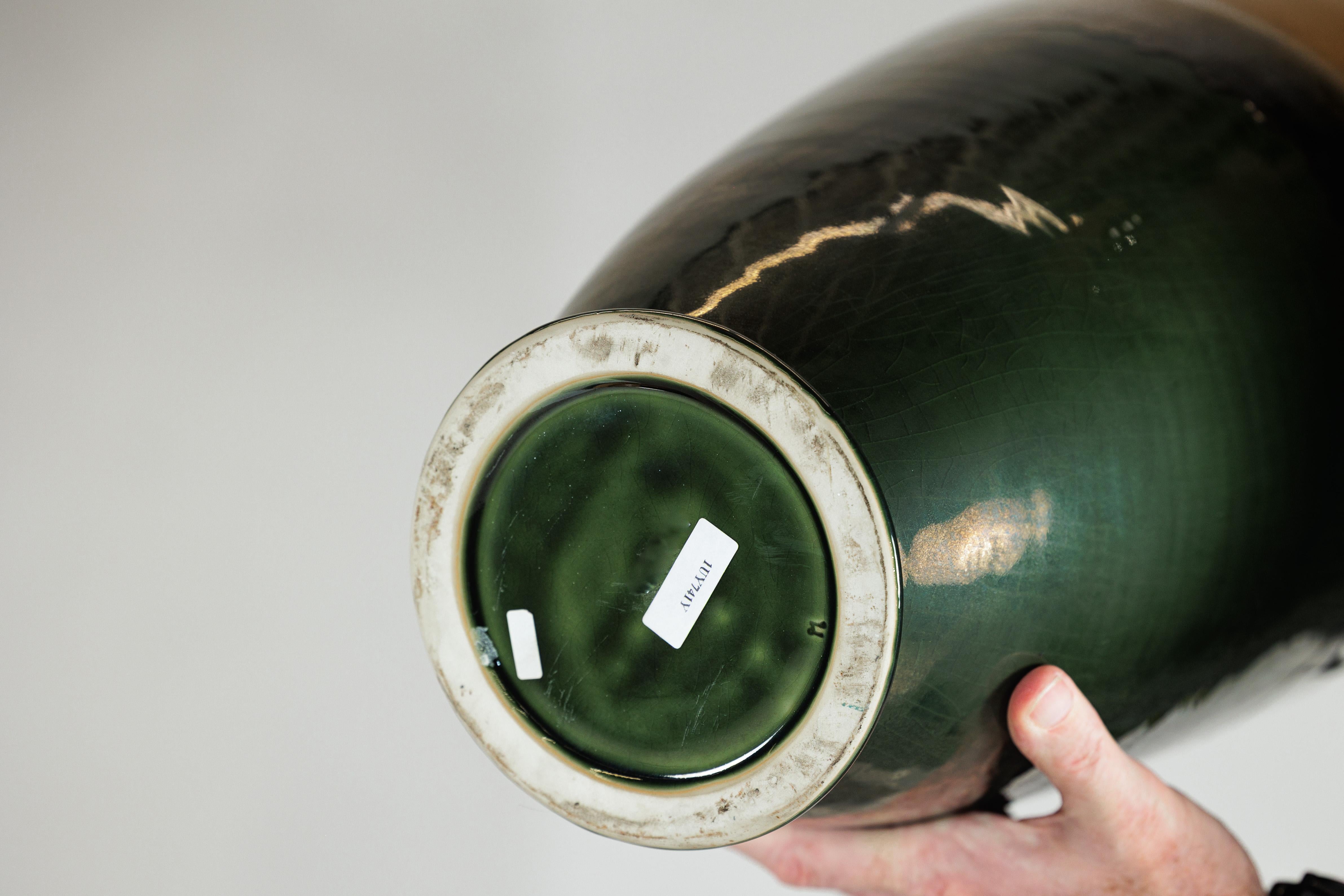 Coppia di vasi alti in ceramica artigianale con smalti senape, nero e verde intenso in vendita 10