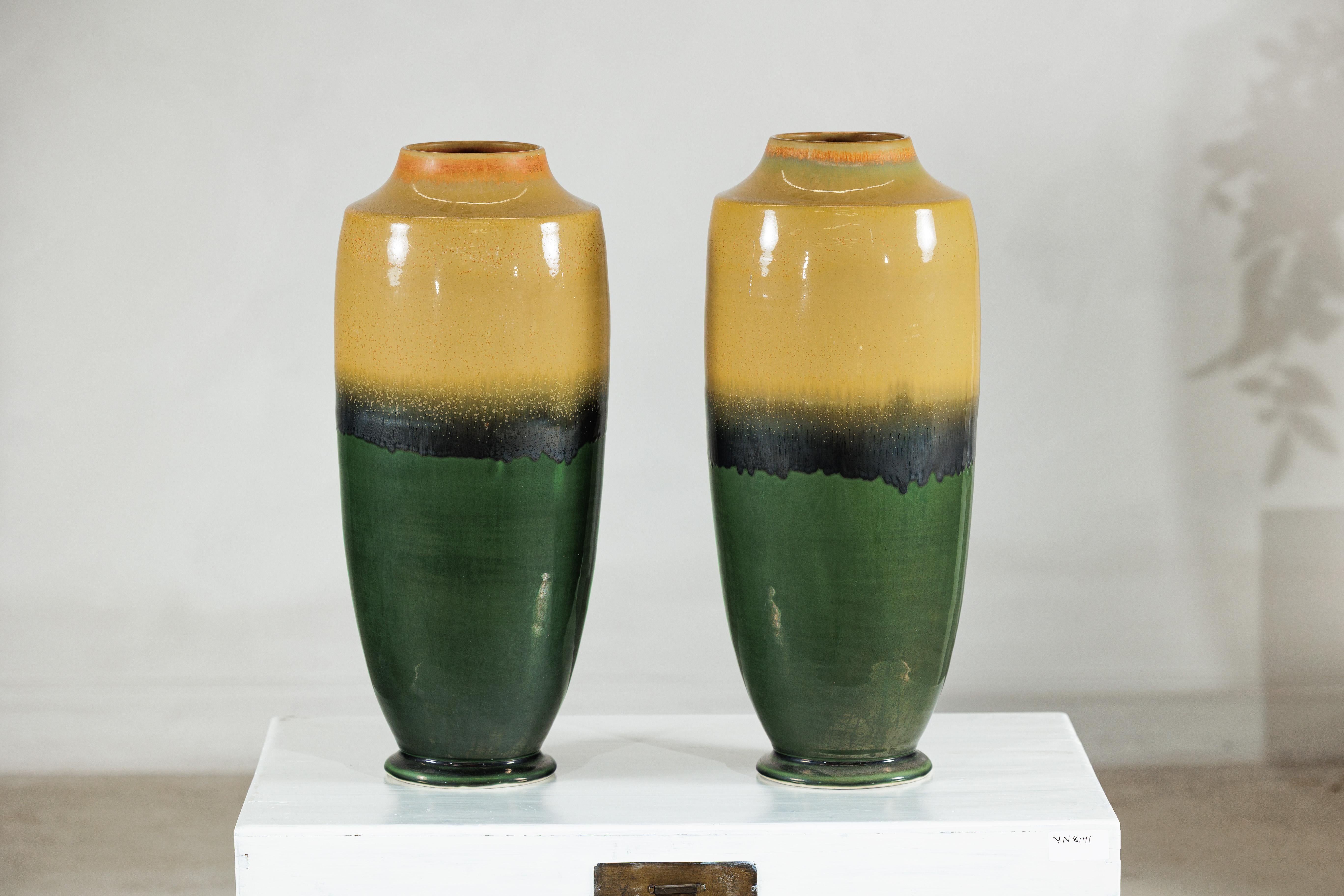 Coppia di vasi alti in ceramica artigianale con smalti senape, nero e verde intenso in vendita 11