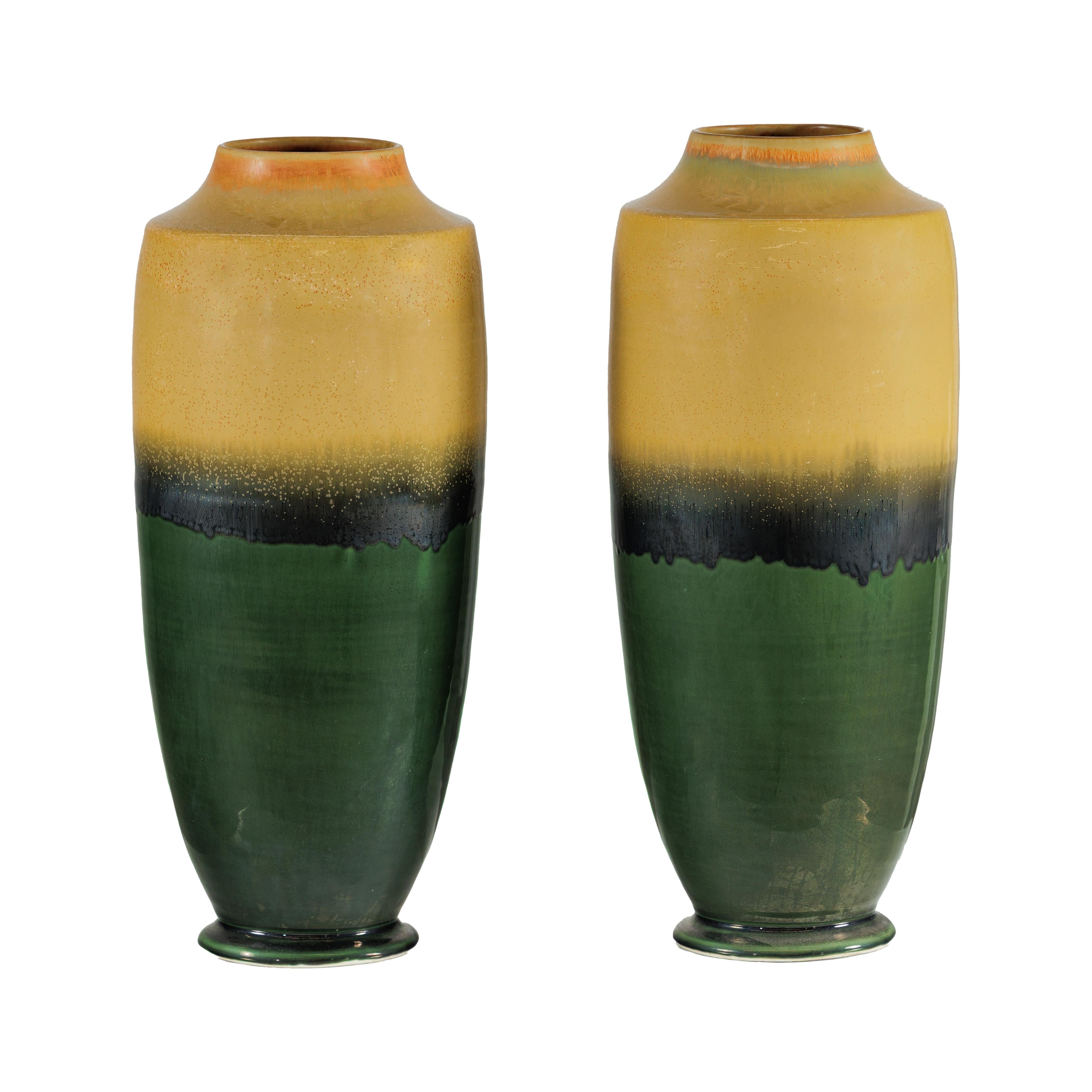 Coppia di vasi alti in ceramica artigianale con smalti senape, nero e verde intenso in vendita 12